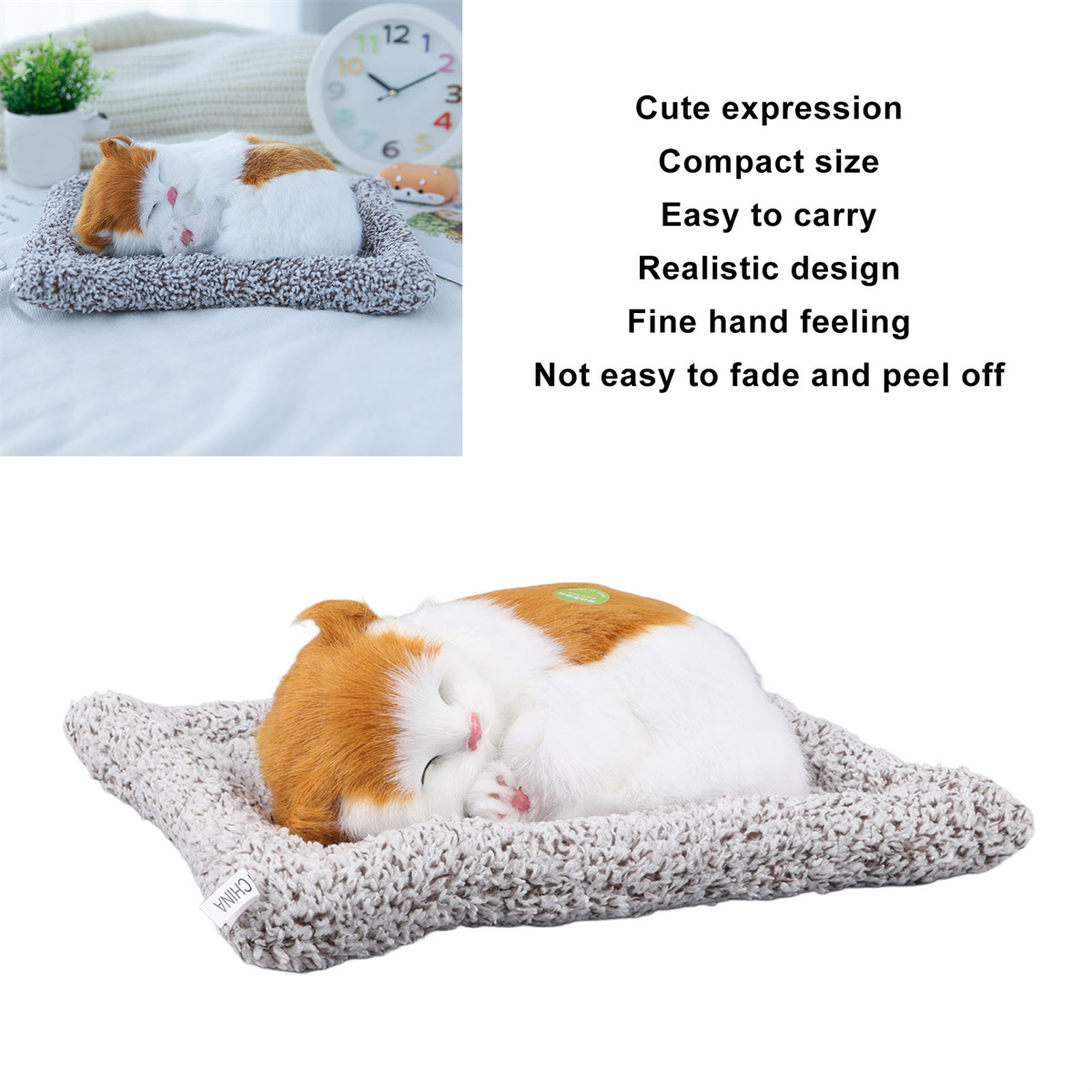 Ein schlafendes Katzen-Plüschtier auf einem grauen Bett. Eine Uhr und Pflanze im Hintergrund.