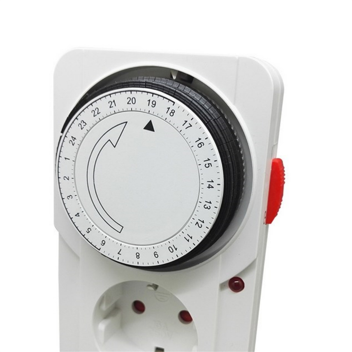 Ein weißer Timer mit einem Drehregler und einem roten Knopf. Das Zifferblatt zeigt die Stunden von 1 bis 24 an.