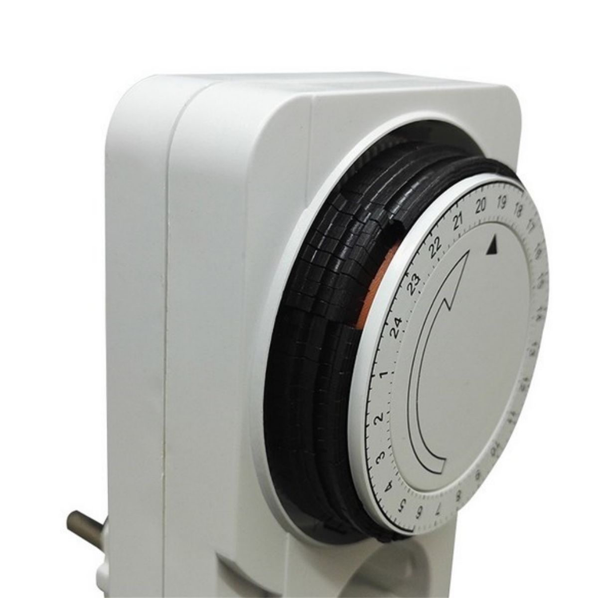 Ein weißer Timer mit einem schwarzen Zifferblatt, nummeriert von 0-24, und einem Netzstecker.