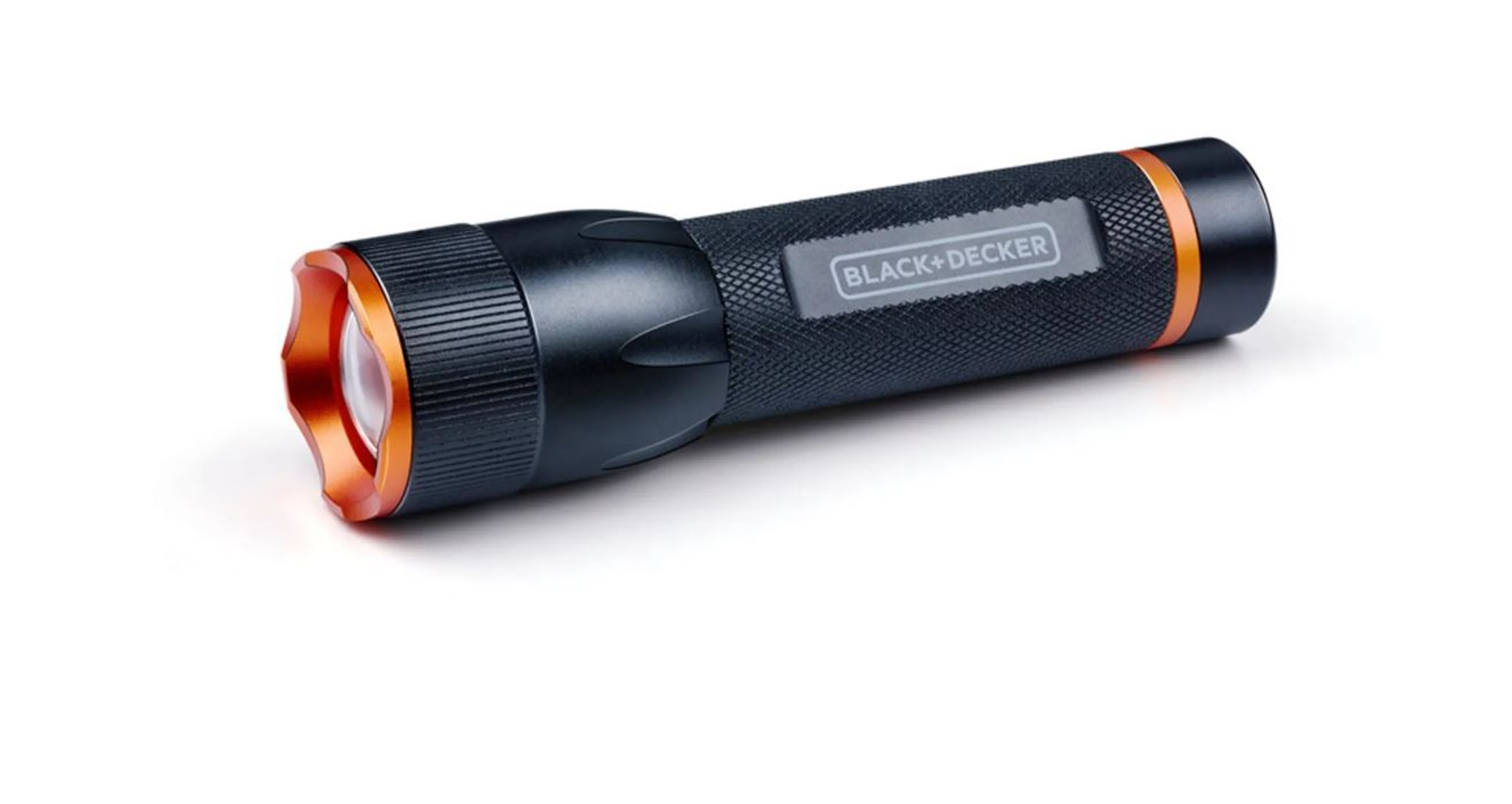 Zwarte en oranje zaklamp op een wit oppervlak. De zaklamp zegt 'BLACK+DECKER'.