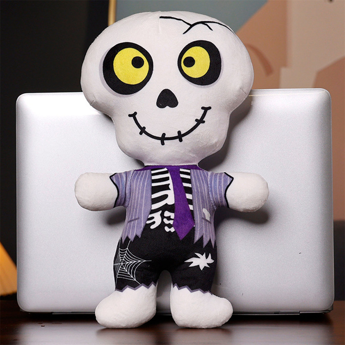 Skelettpuppe, Halloween-Thema, hält einen Laptop, mit weißem Hintergrund.