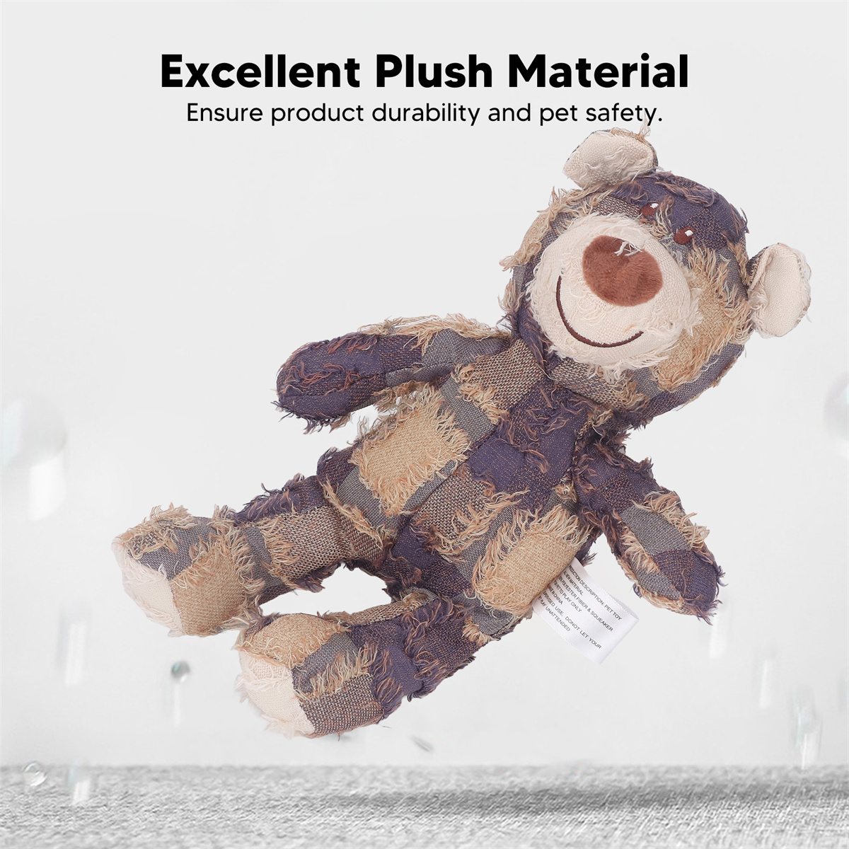 Teddybär-Spielzeug mit Used-Look, karierte Kleidung tragend.