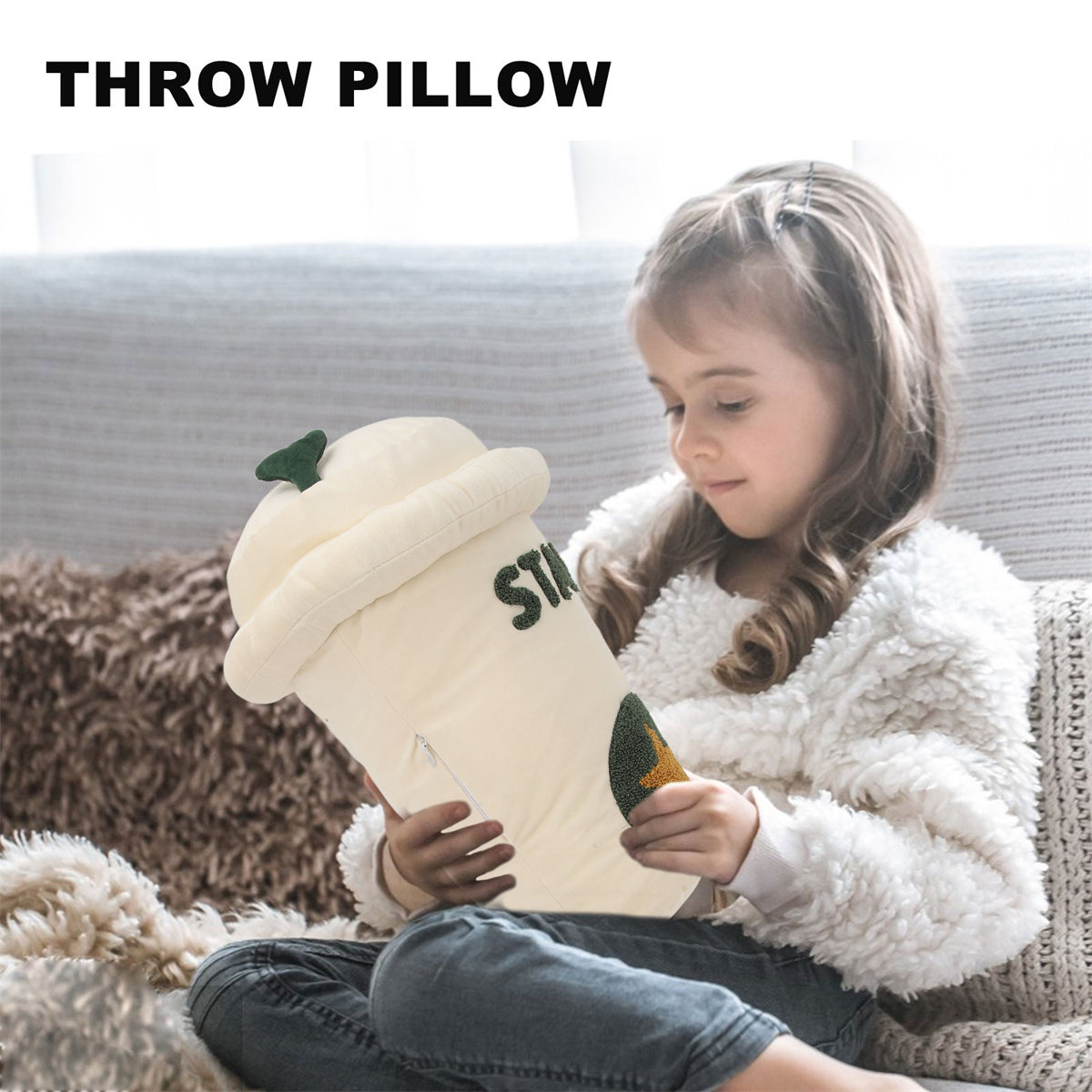 Ein Mädchen hält ein Wurf kissen in Form eines Starbucks-Bechers, mit dem Wort "THROW PILLOW".