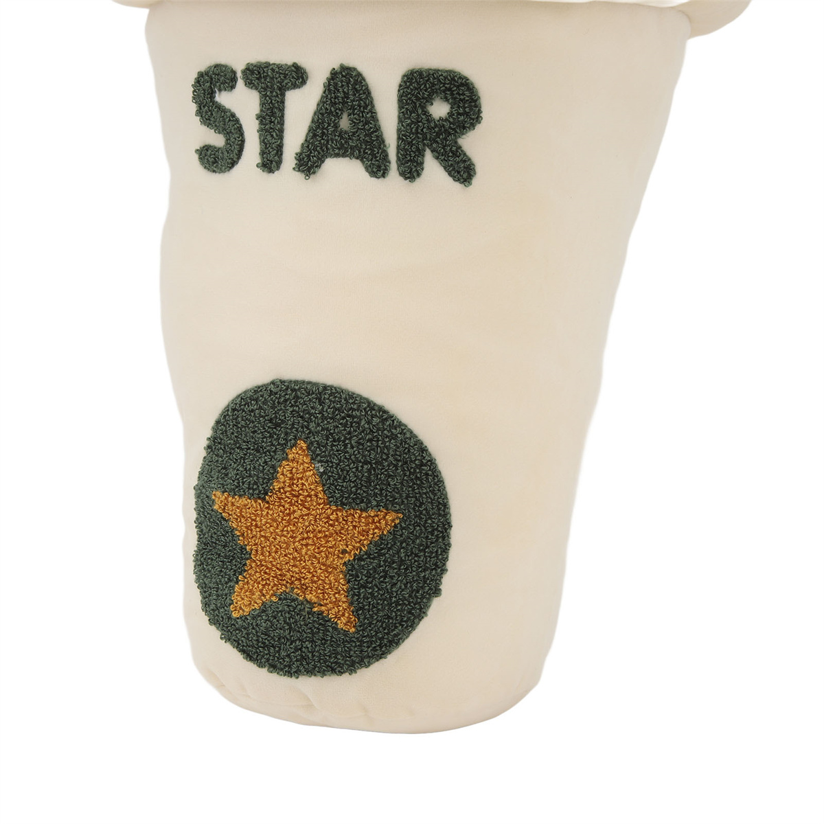 Ein weißer Plüschbecher mit dem Wort 'STAR' und einem Sternlogo. Cremefarben mit grünem Sternlogo.