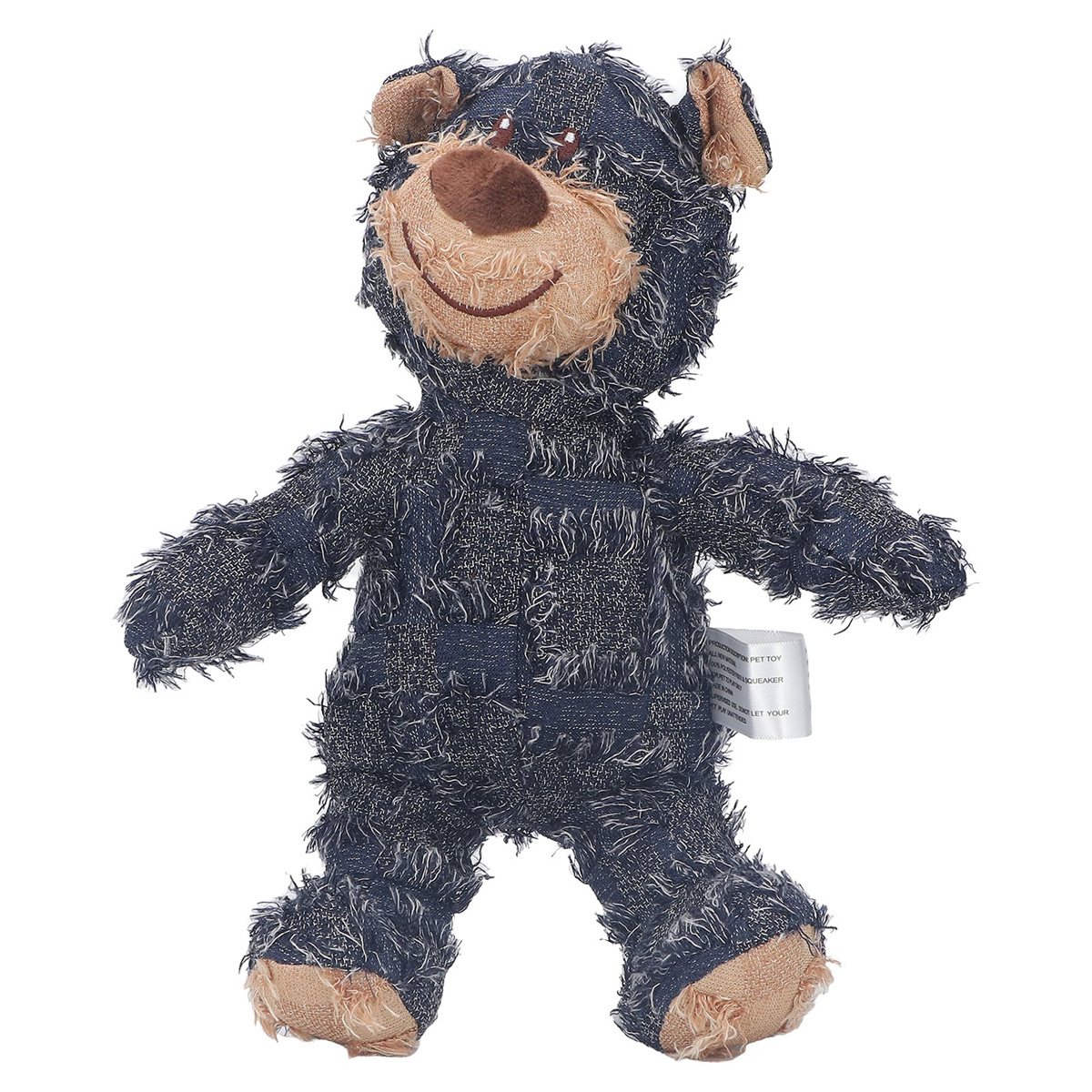 Blauer Jeansstoff-Bär-Spielzeug mit hellbraunem Gesicht. Es hat ein angebrachtes Etikett. Weißer Hintergrund.