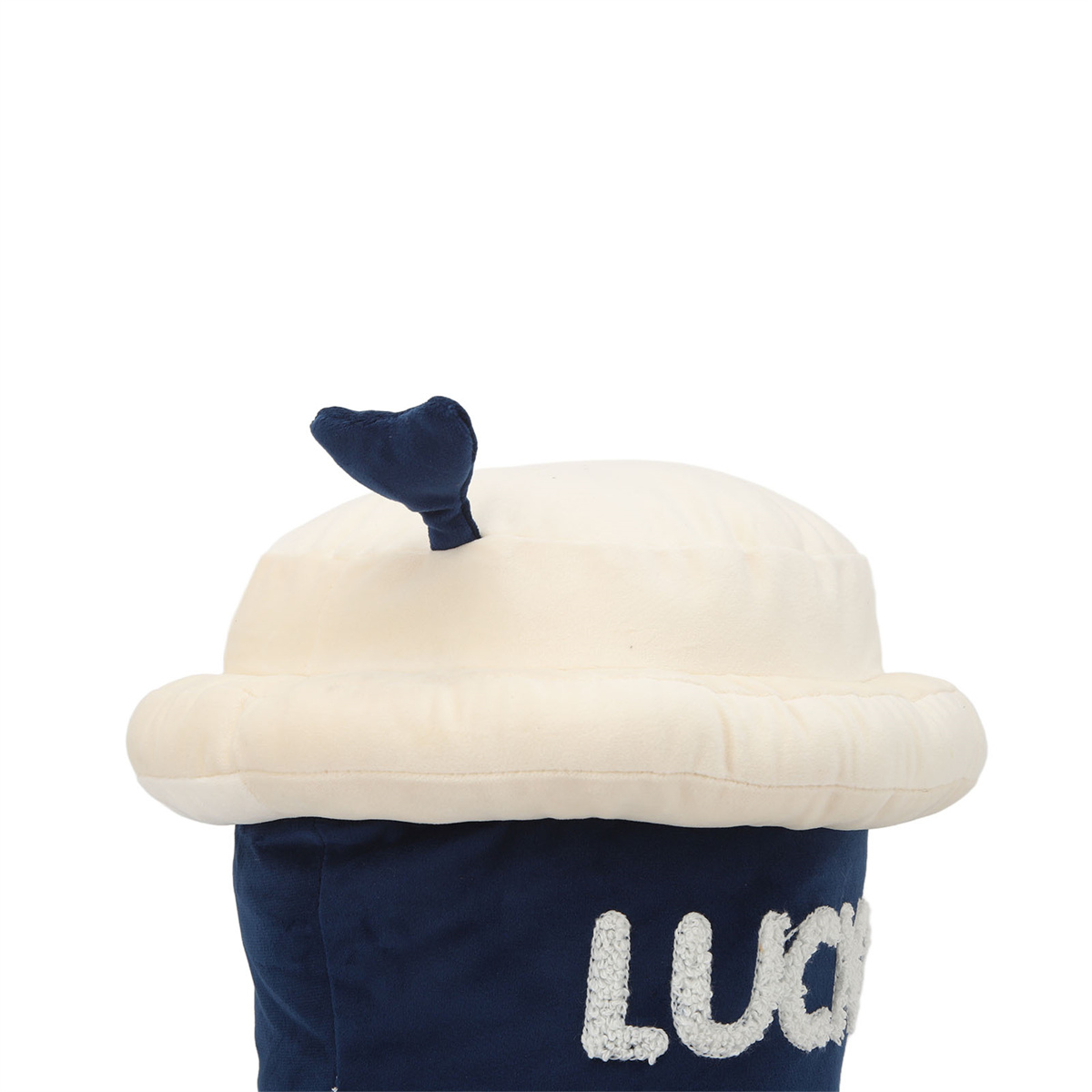 Ein blau-weißes Plüschtier in Form einer Kaffeetasse. Das Wort 'LUCKY' ist auf dem Sockel gestickt.
