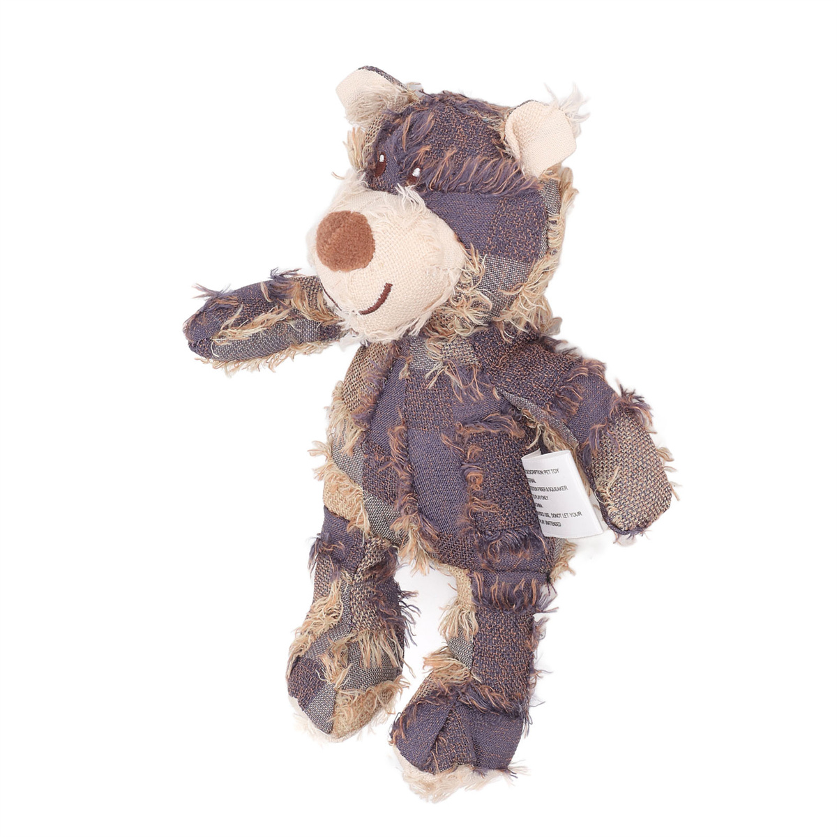 Ein braunes Teddybär-Spielzeug mit Flicken und einem weißen Anhänger. Der Bär hat eine gestickte Nase und Mund.