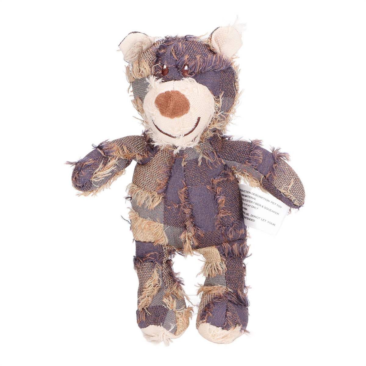 Patchwork-Teddybär-Spielzeug mit verschiedenen Stoffen und einem Anhänger. Isoliert auf Weiß. Lächelndes Gesicht.