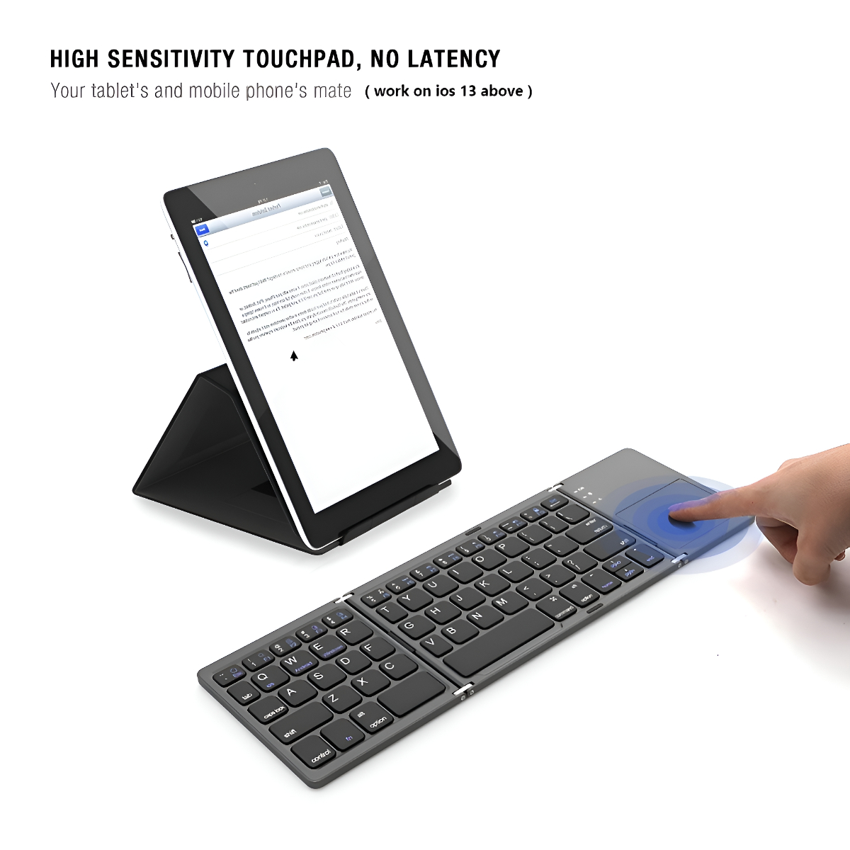 Ein Tablet auf einem Ständer mit Tastatur, ein Finger berührt einen blauen Kreis.