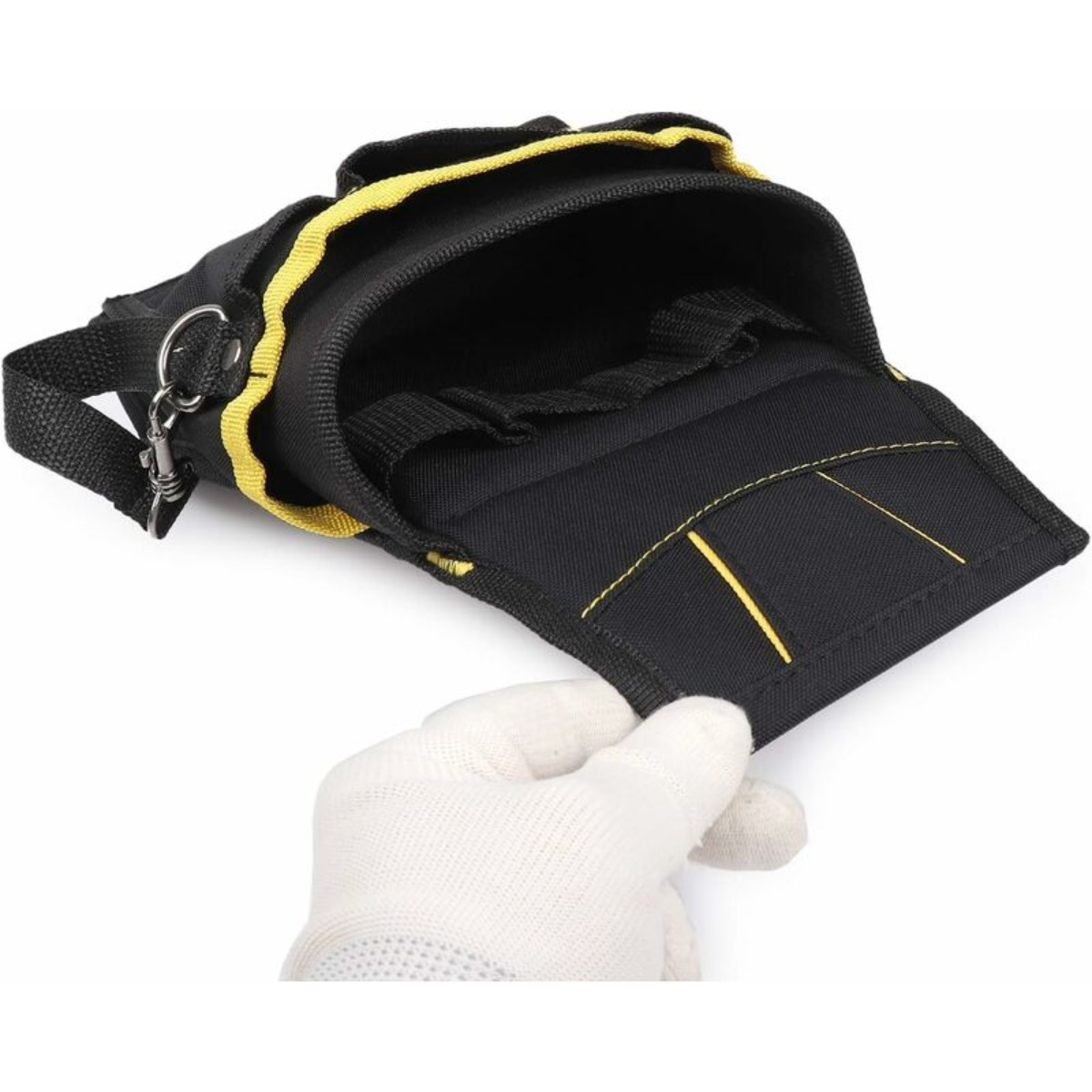 Eine schwarze Werkzeugtasche mit gelben Verzierungen, offen und von einer behandschuhten Hand gehalten.