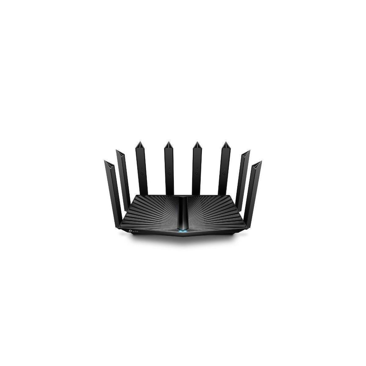 Ein schwarzer Router mit Antennen auf weißem Hintergrund.