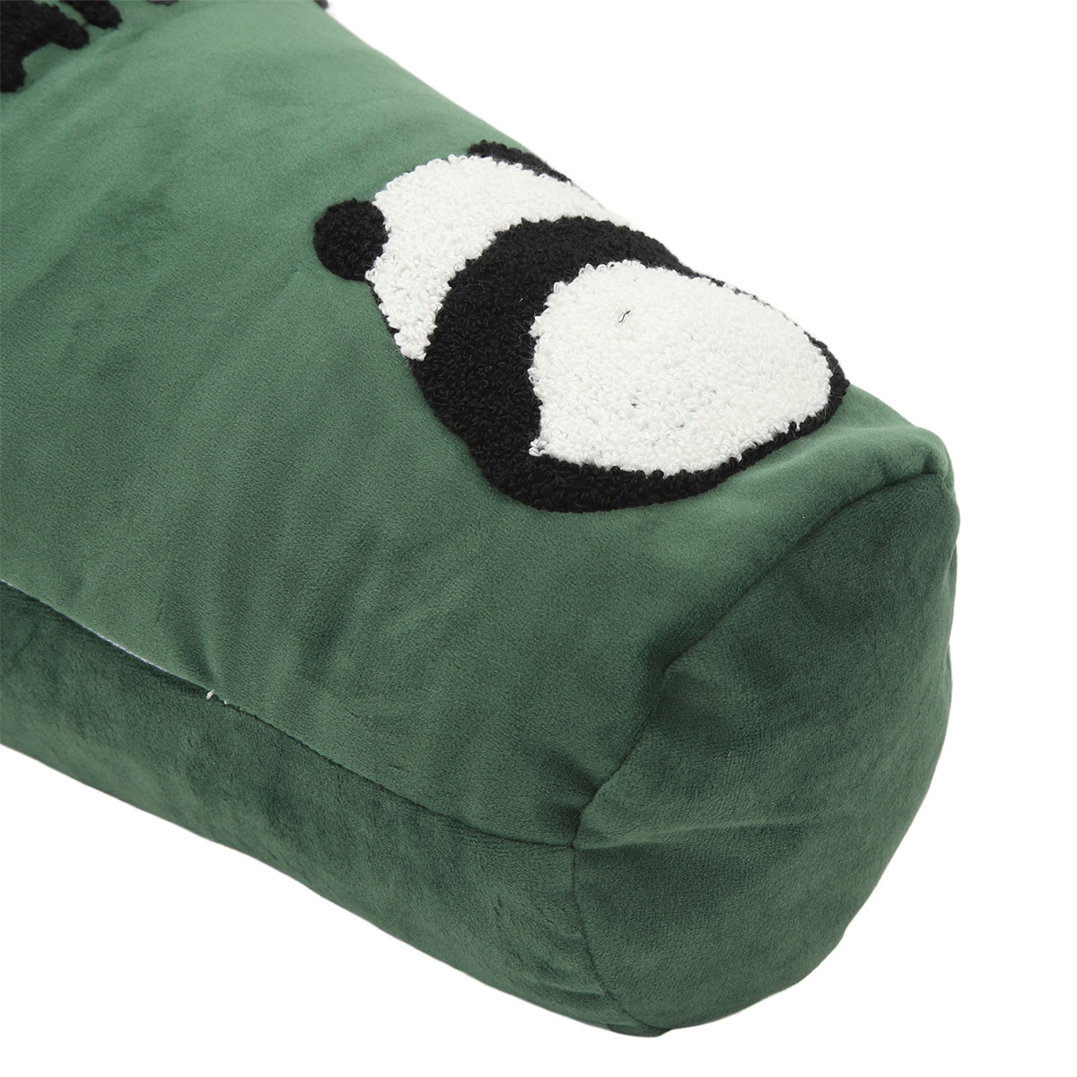 Ein grünes Kissen mit einem Panda-Design in der oberen rechten Ecke.