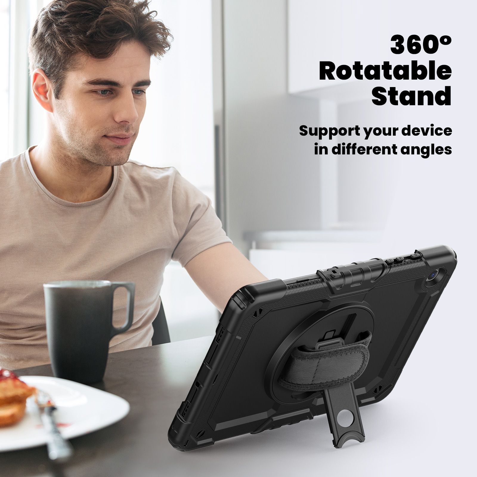 Ein Mann benutzt ein Tablet in einer schwarzen Hülle. Der Text lautet '360° Rotierbarer Ständer'. Der Ständer ist in Gebrauch.