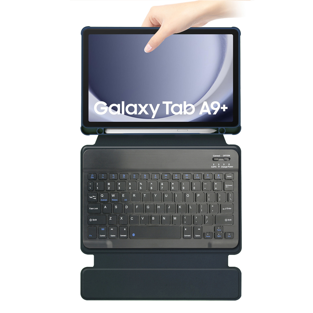 Eine Hand hält ein Tablet über einer dunkelgrauen Tastatur. Auf dem Tablet steht Galaxy Tab A9+.