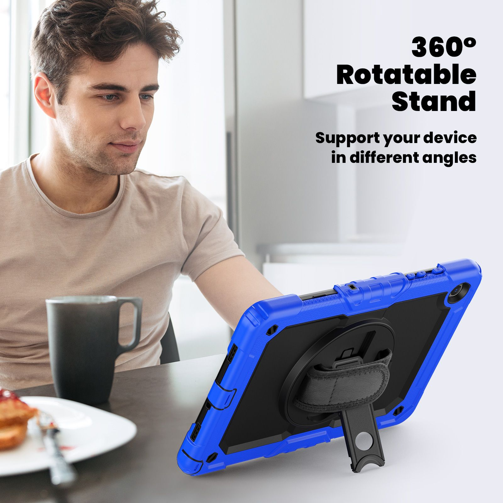 Ein Mann benutzt eine blaue Tablet-Hülle mit Ständer. Das Tablet steht auf einem Tisch, Becher und Essen sichtbar.