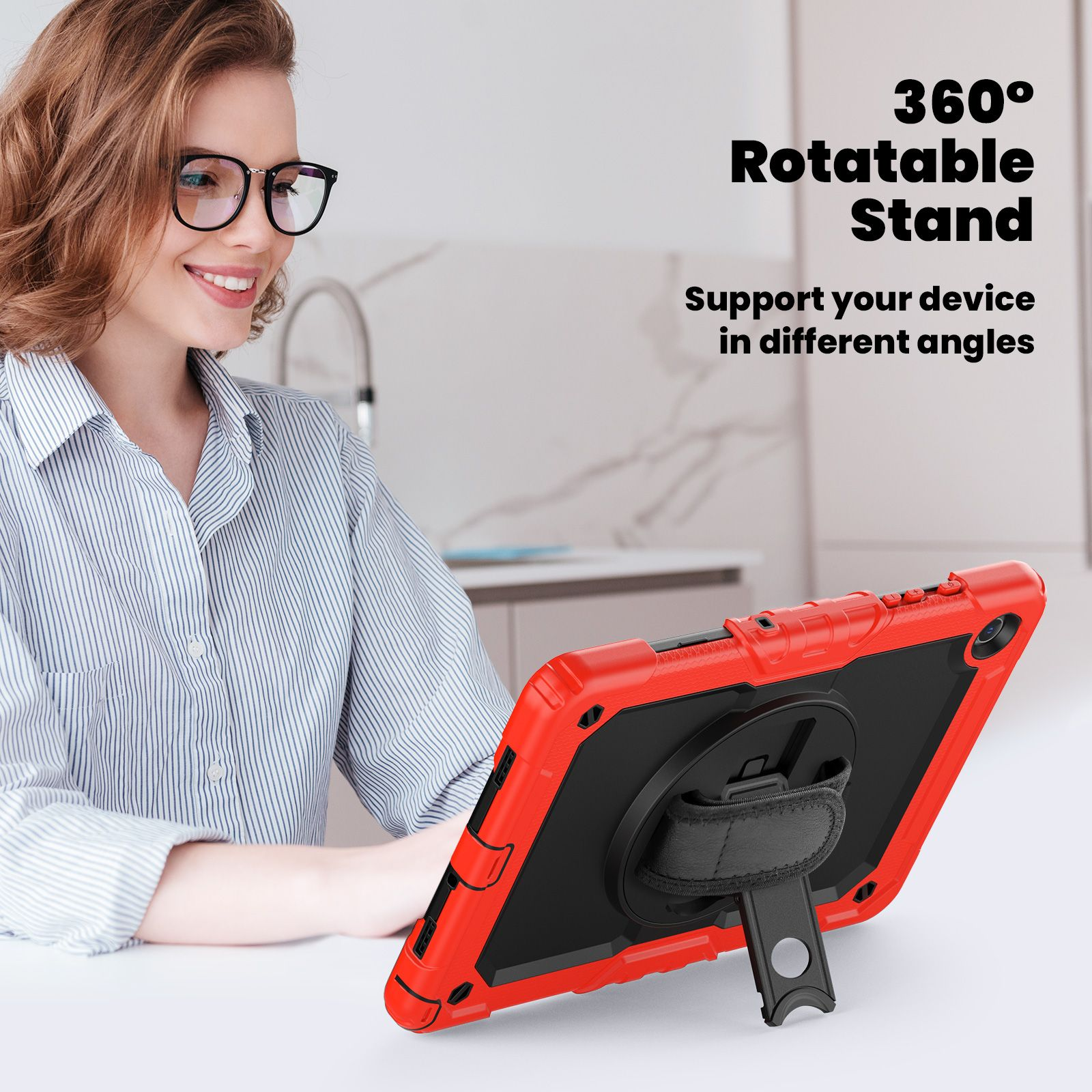 Frau mit Brille hält ein rotes Tablet in einer Hülle. Das Tablet hat einen drehbaren Ständer.
