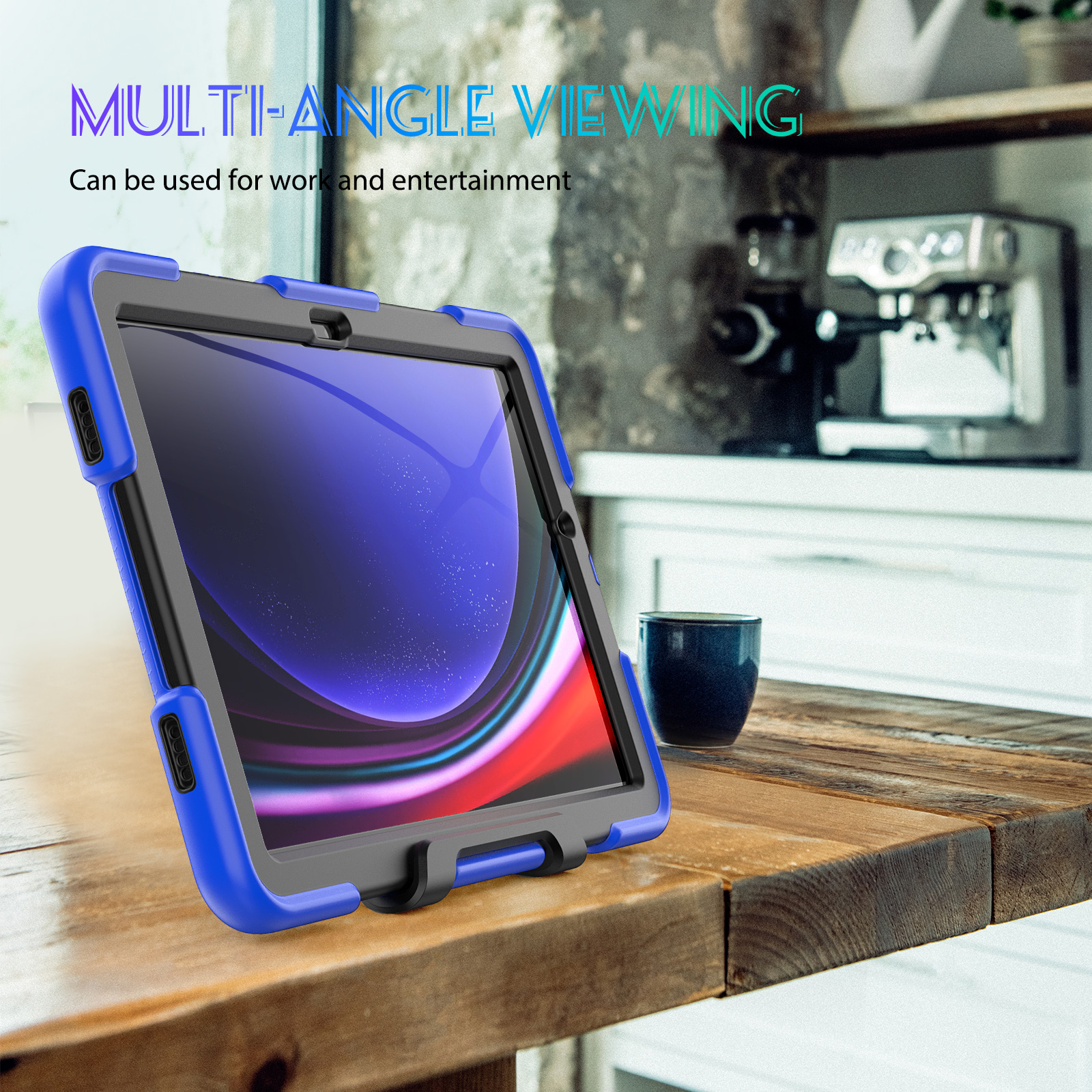 Eine blaue Tablethülle liegt auf einem Holztisch. Eine Kaffeemaschine und eine Tasse sind im Hintergrund.