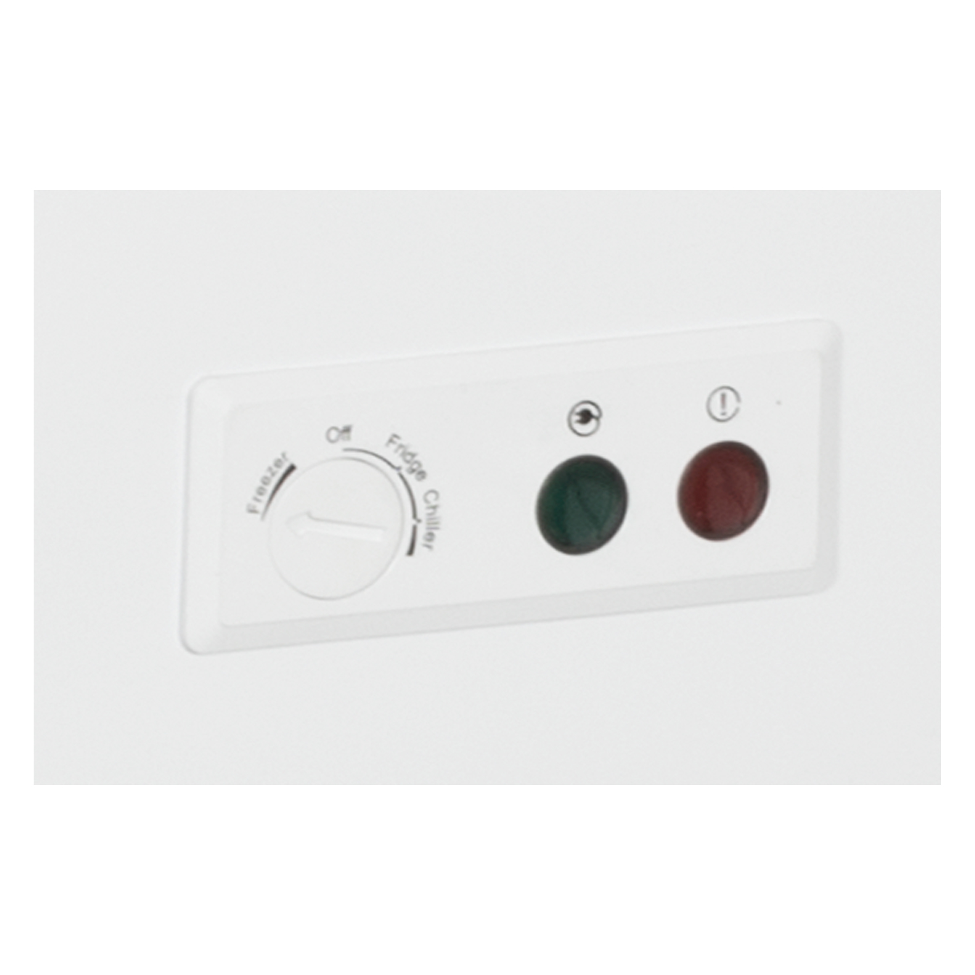 Panel de control blanco con dial, luz verde y roja, y etiquetas de texto.