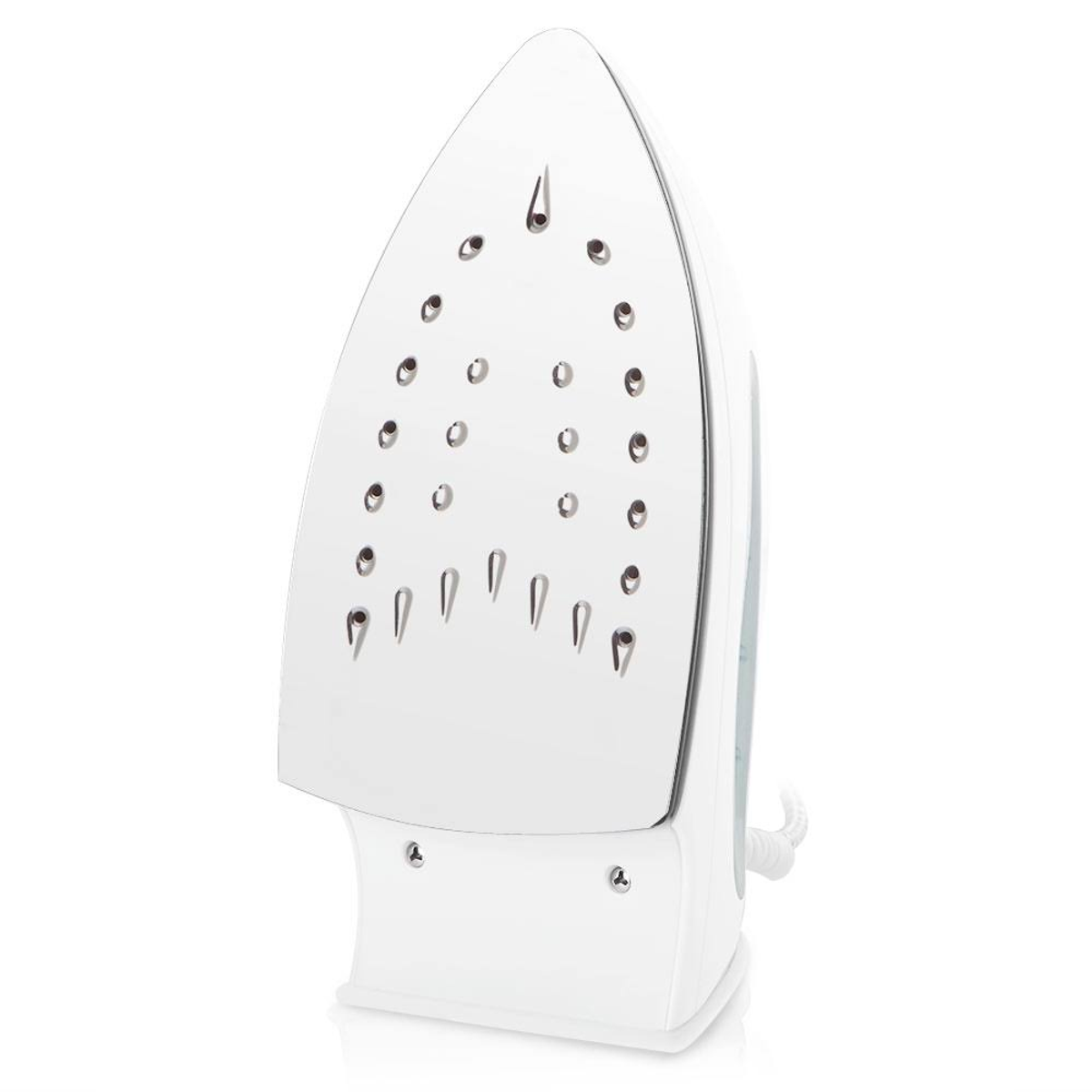 Primer plano de una suela de plancha blanca con orificios de vapor, aislada sobre fondo blanco.