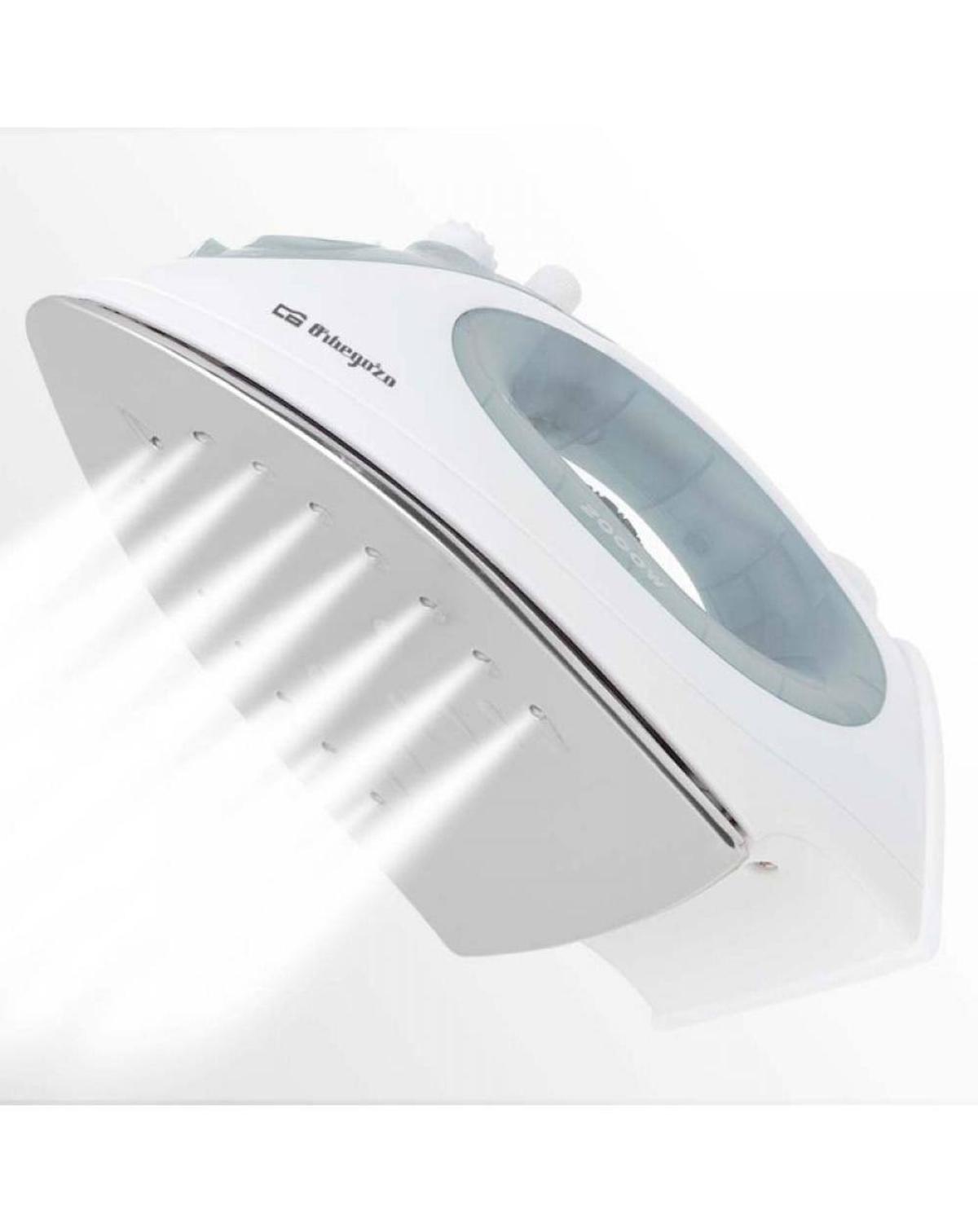 Una plancha blanca emitiendo vapor. La plancha está ligeramente inclinada, con fondo blanco.