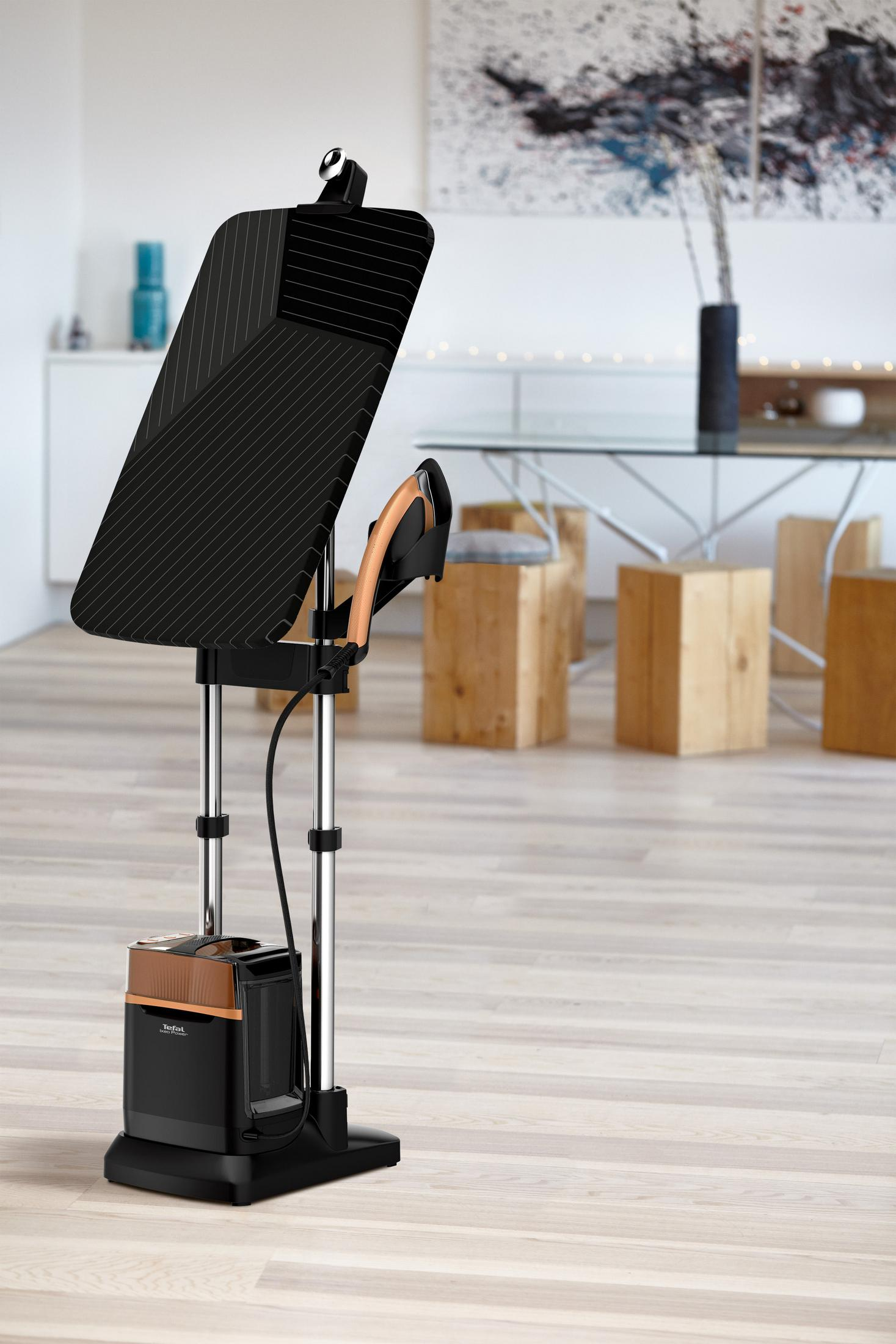 Czarna i srebrna parownica do ubrań. Białe tło, rozmyte tło.