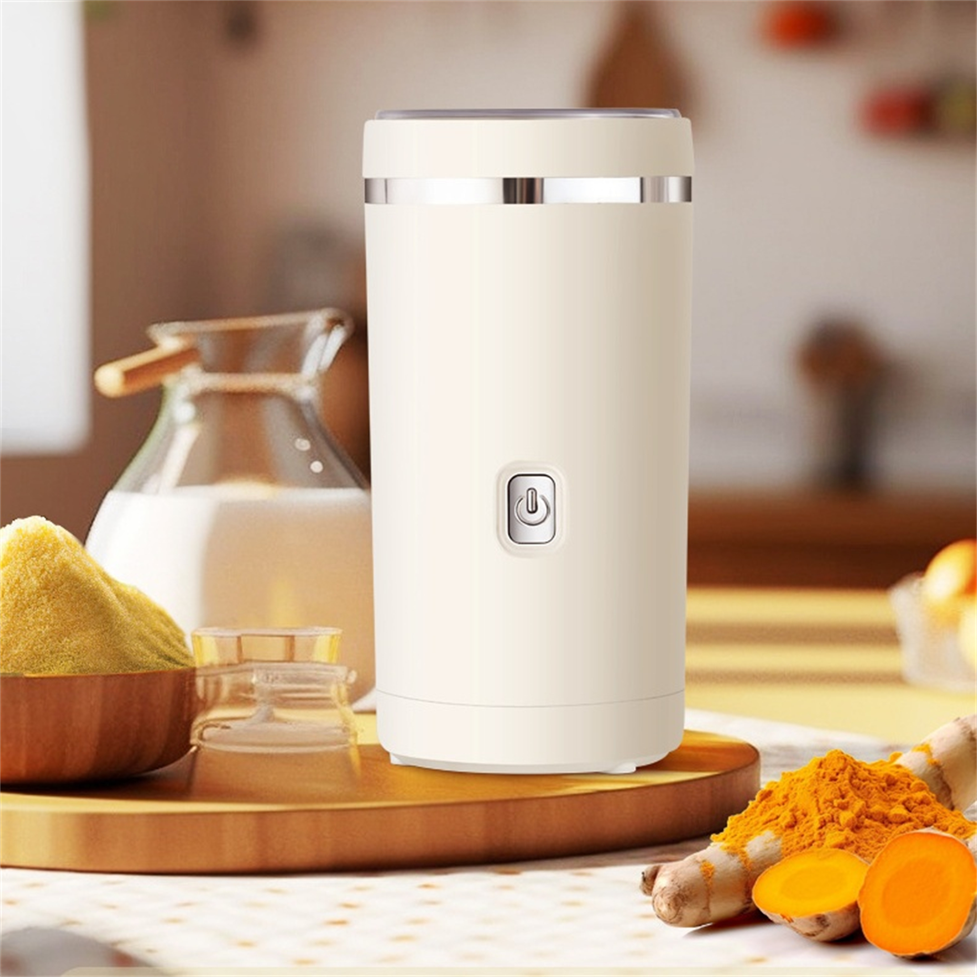 Ein weißer und beiger elektrischer Milchaufschäumer mit Kurkuma und einem Glas Milch im Hintergrund.