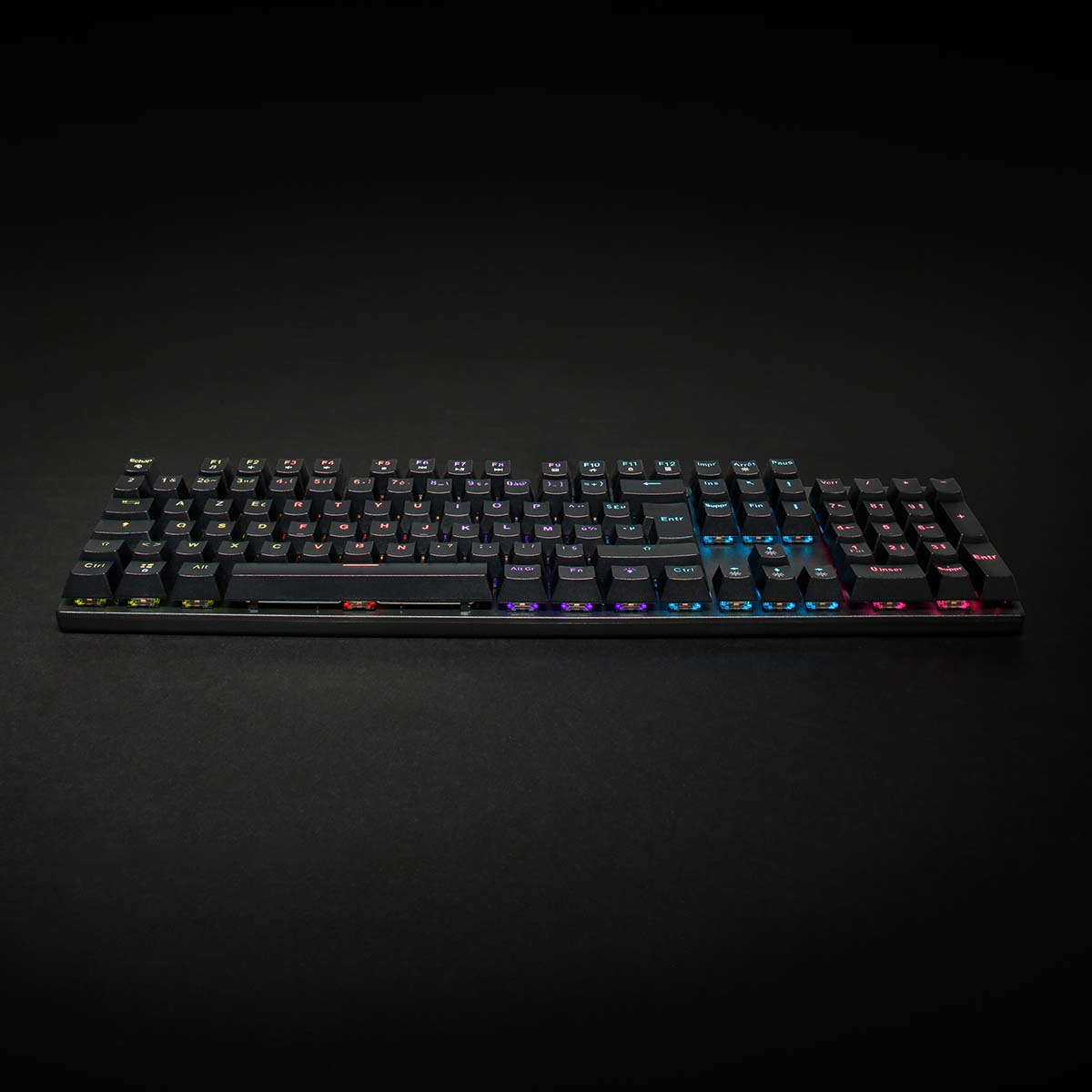 Czarna klawiatura z wielokolorowymi klawiszami na czarnej powierzchni. Klawisze są podświetlane.