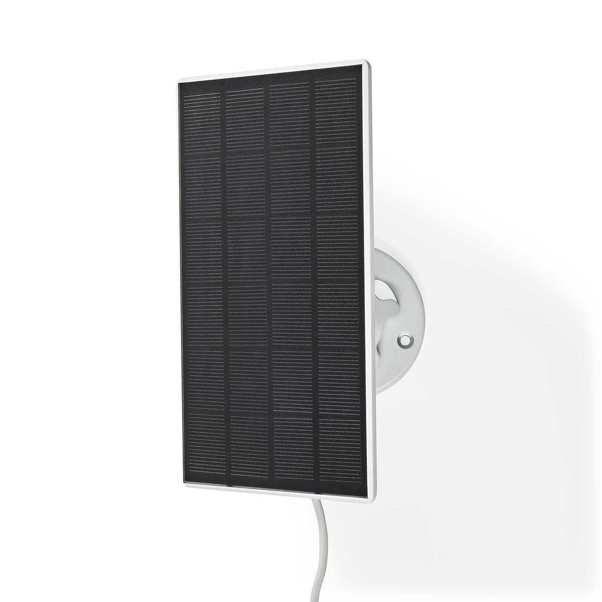 Ein rechteckiges Solarpanel mit schwarzen Zellen, das an einer weißen Wand mit weißem Kabel befestigt ist.