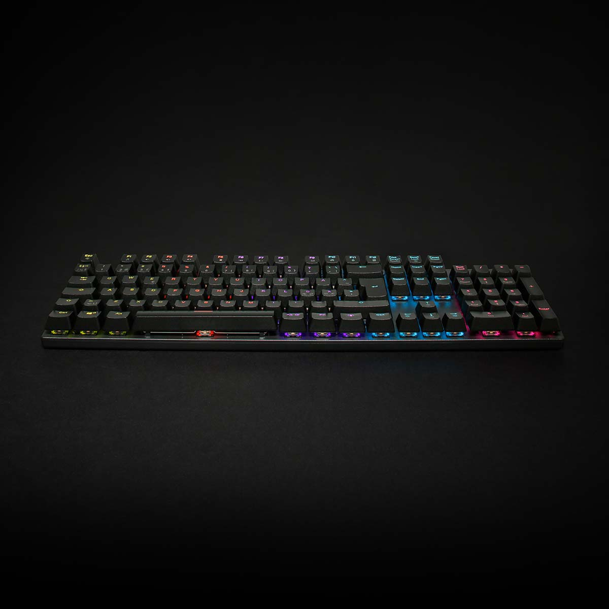 Czarna klawiatura z podświetlanymi klawiszami. Klawisze są wielokolorowe, na czarnej powierzchni.