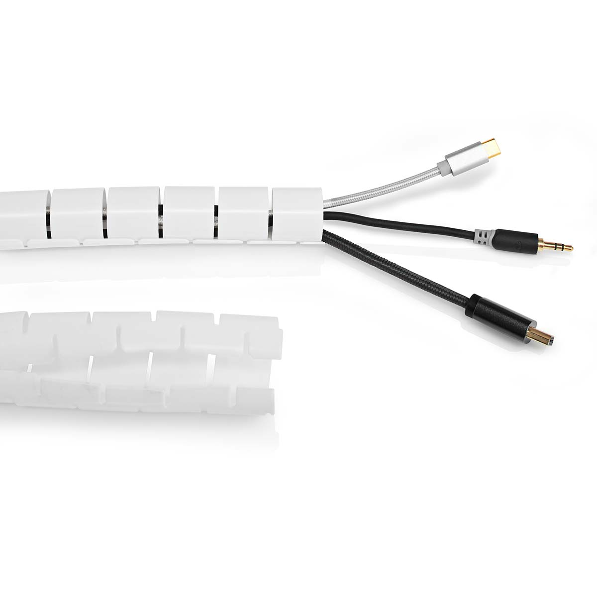 Witte kabelorganizer met kabels. Het heeft een sectie voor kabels en een apart stuk.