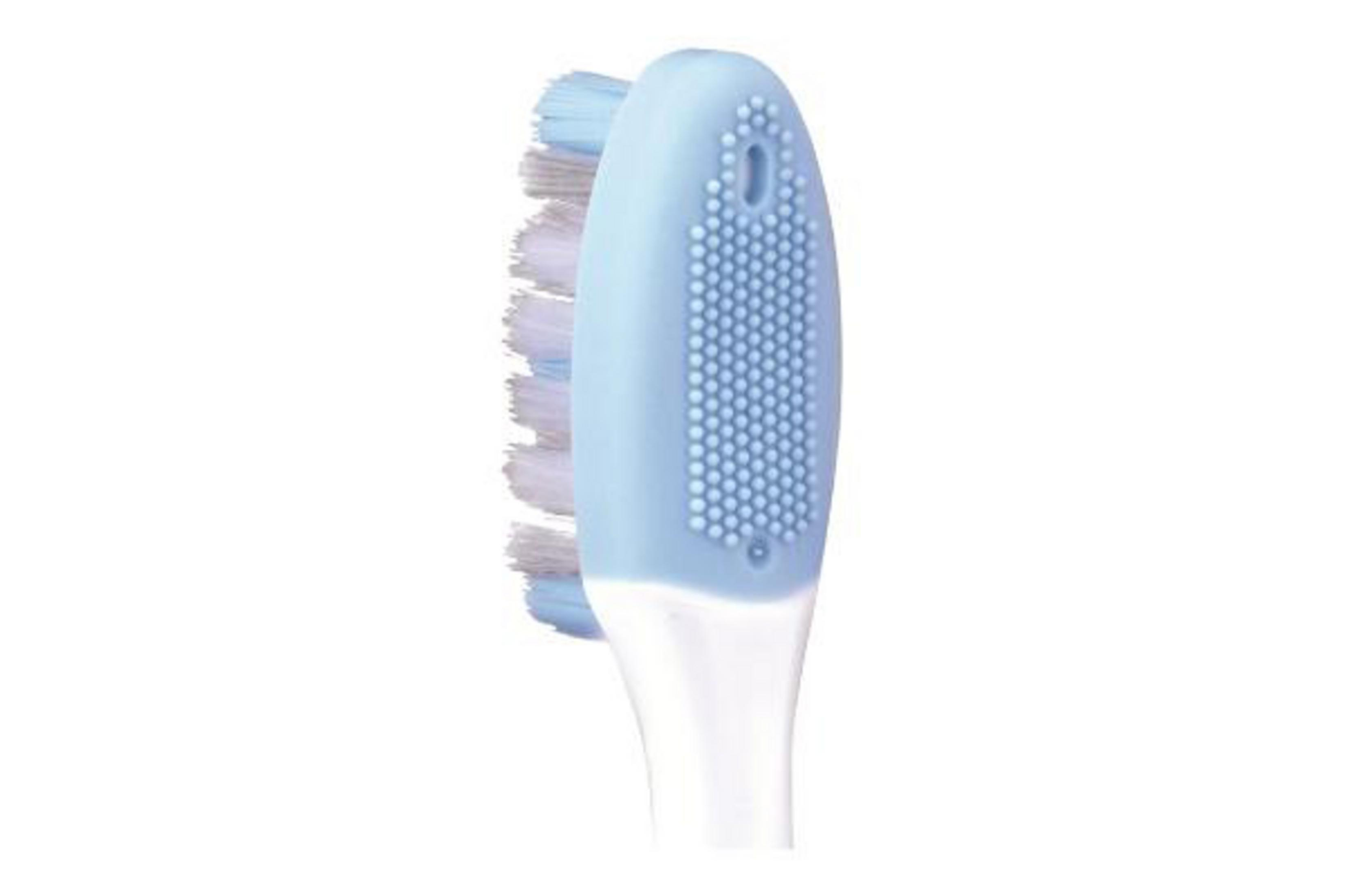 Close-up van een blauw-witte tandenborstelkop. Borstelharen zijn wit en grijs.
