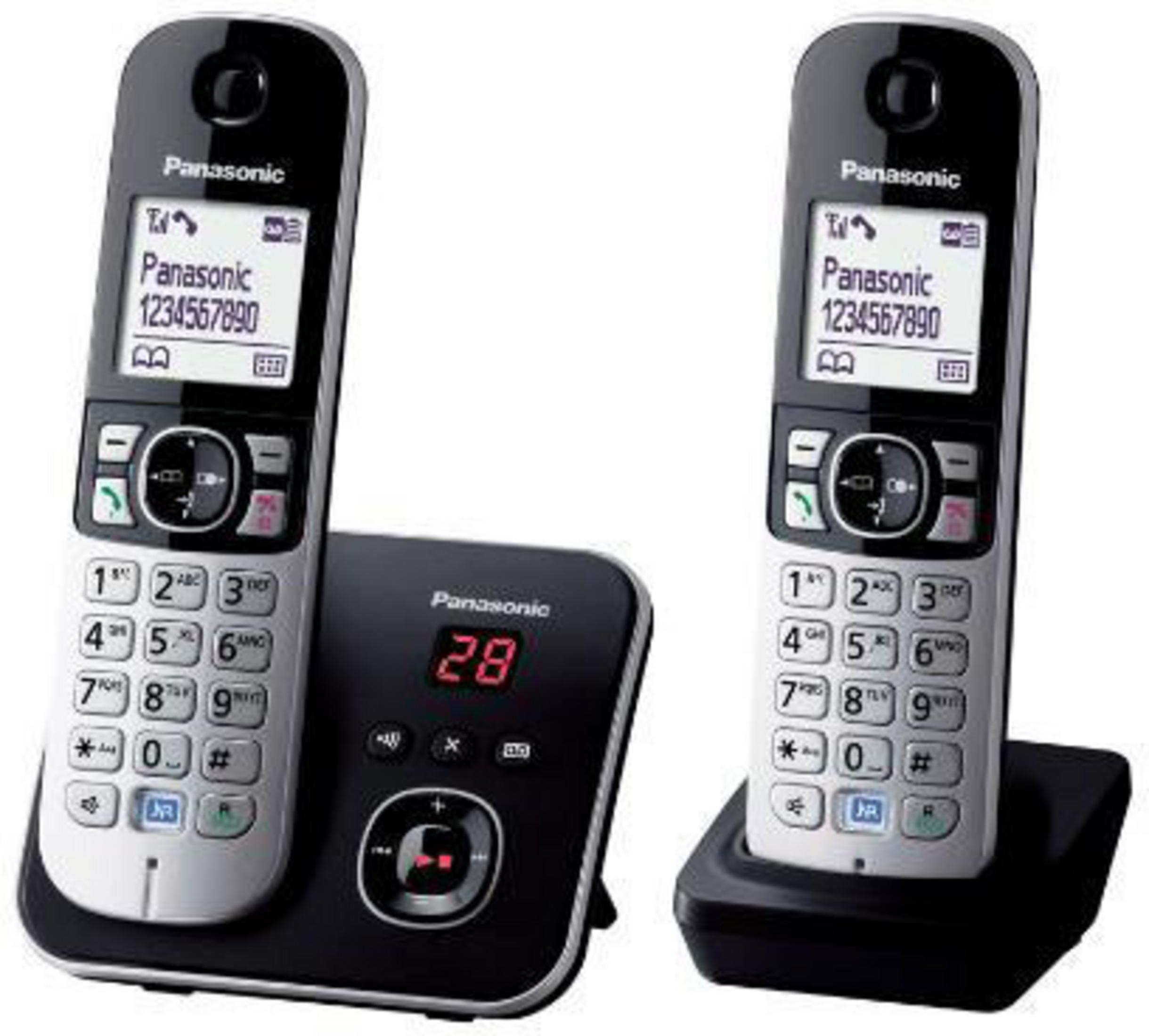 Zwei schnurlose Panasonic-Telefone auf ihrer Ladestation, die Zahlen auf den Bildschirmen anzeigen.