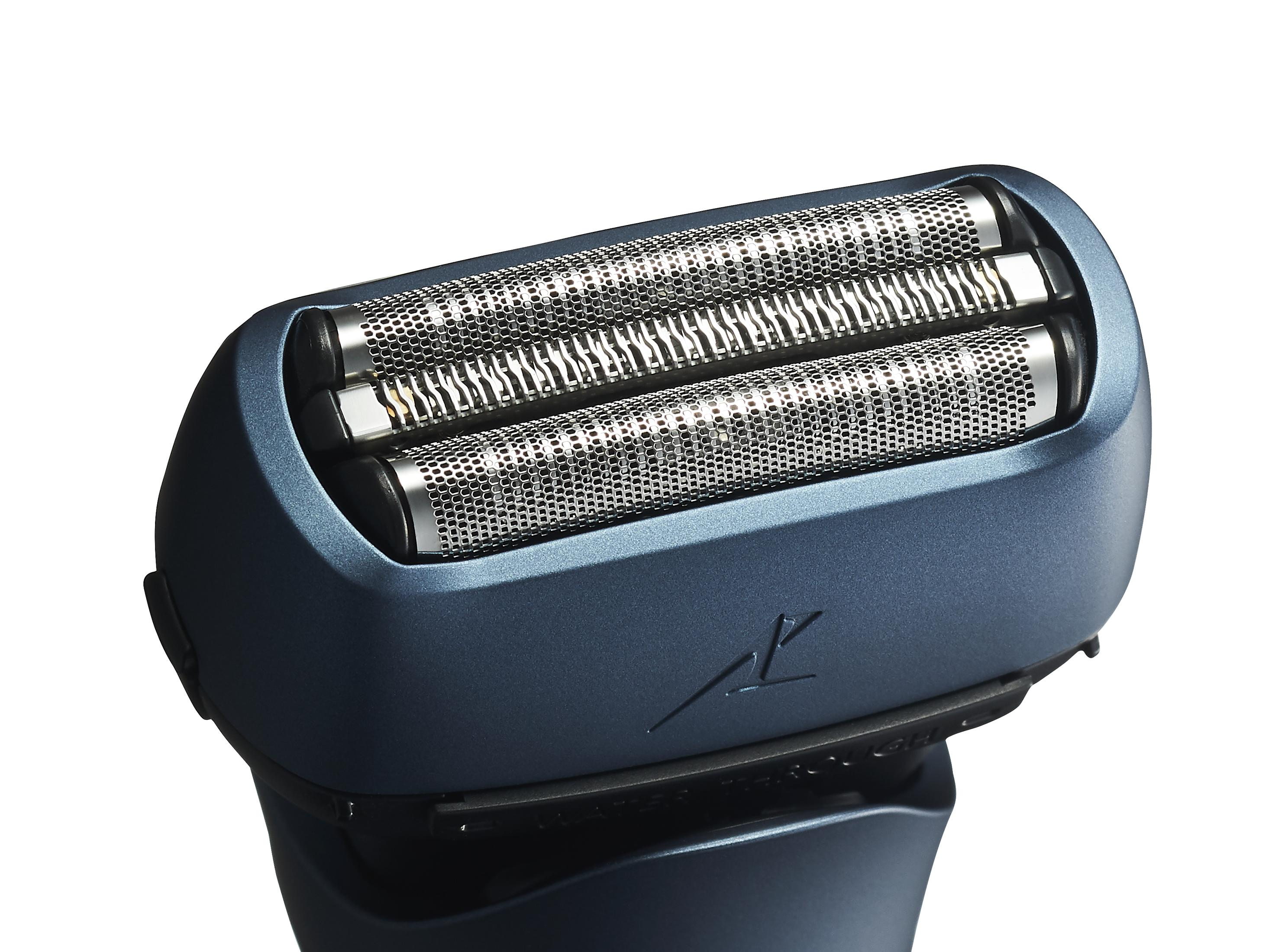 Zbliżenie niebieskiej głowicy golarki ze srebrną siatką.