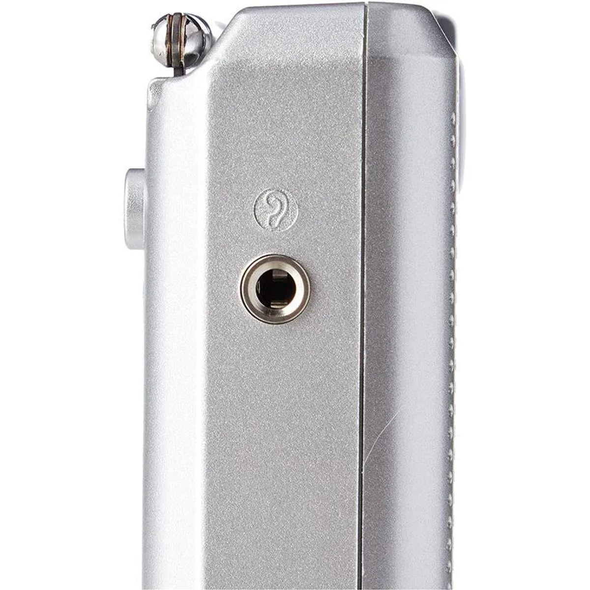 Zbliżenie srebrnego radia z gniazdem słuchawkowym. Gniazdo to mały, okrągły otwór.