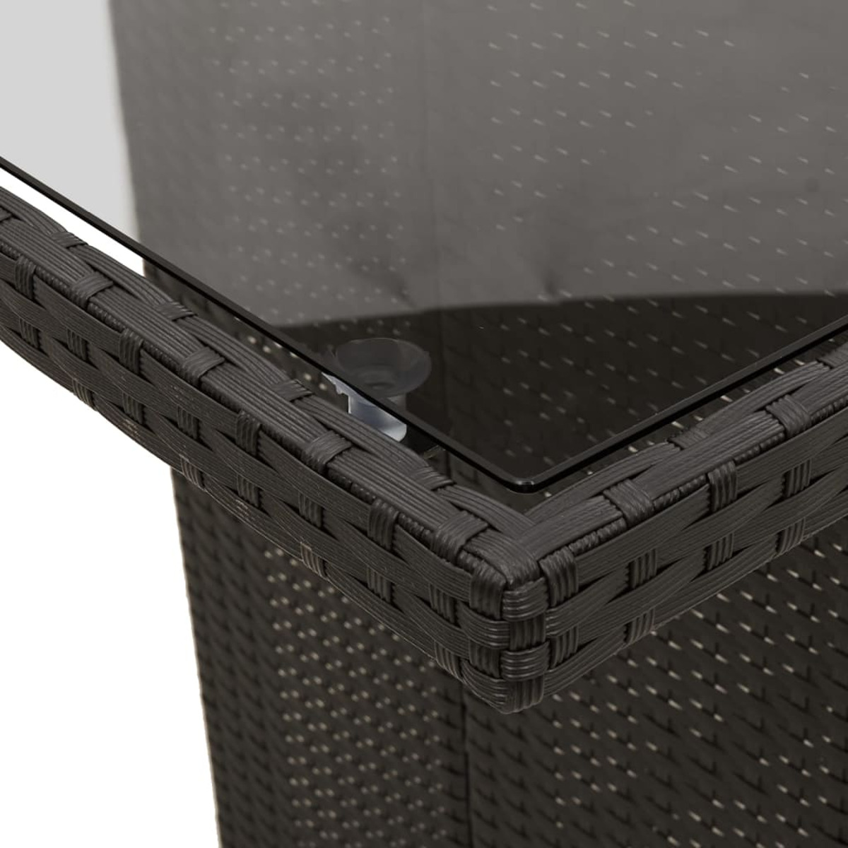Angolo di tavolo da esterno nero intrecciato con piano in vetro.
