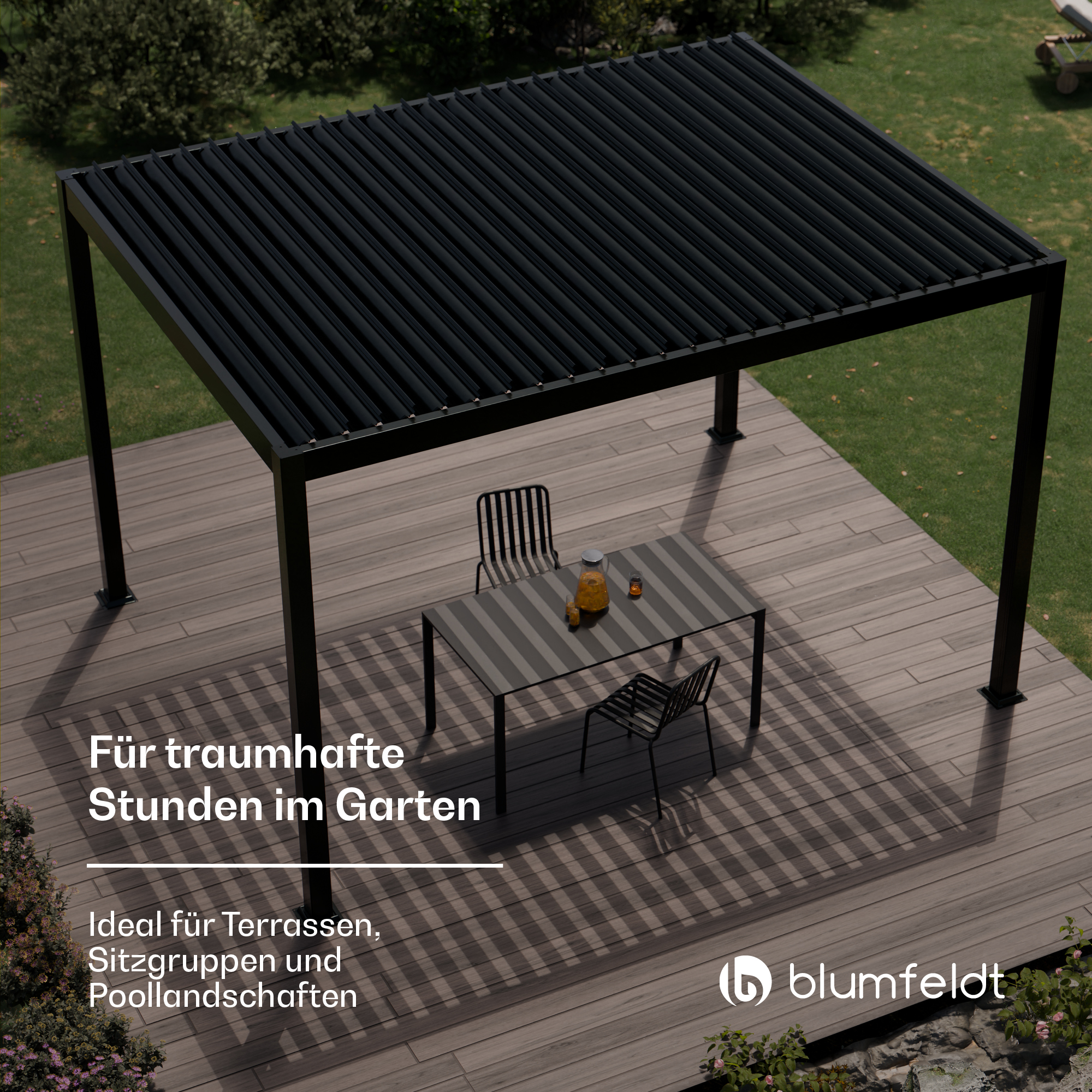 Eine schwarze Metallpergola auf einem Holzdeck, mit Tisch und zwei Stühlen, mit Textüberlagerung.