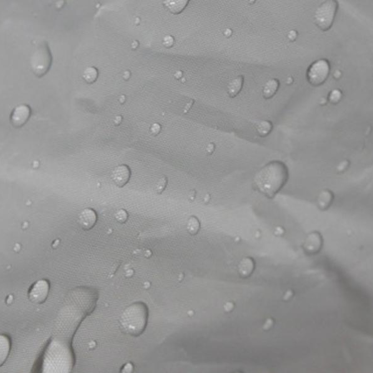 Nahaufnahme von Wassertropfen auf einem grauen, strukturierten Stoff.