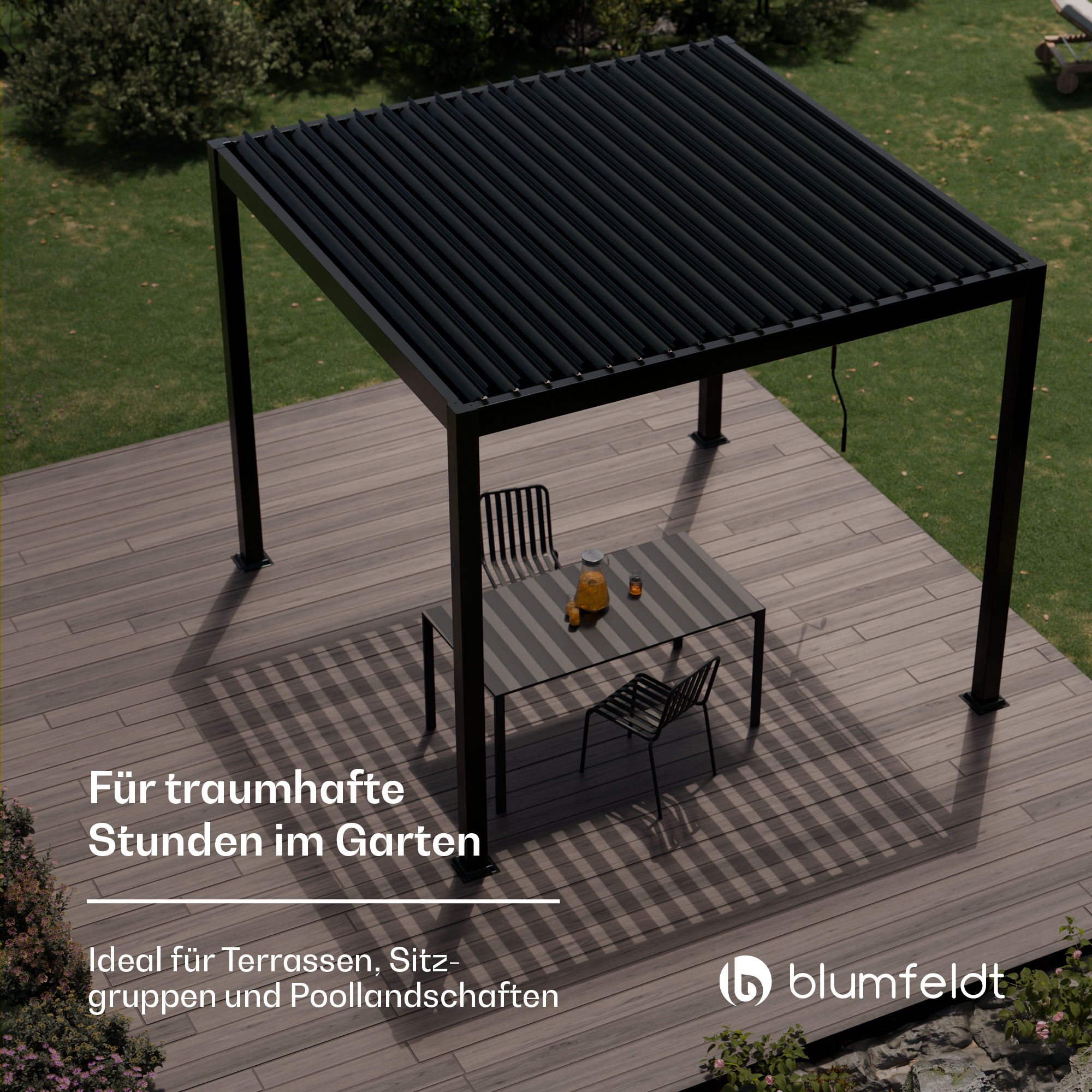 Eine schwarze Pergola mit Lamellendach über einer Holzterrasse, mit Tisch und Stühlen.