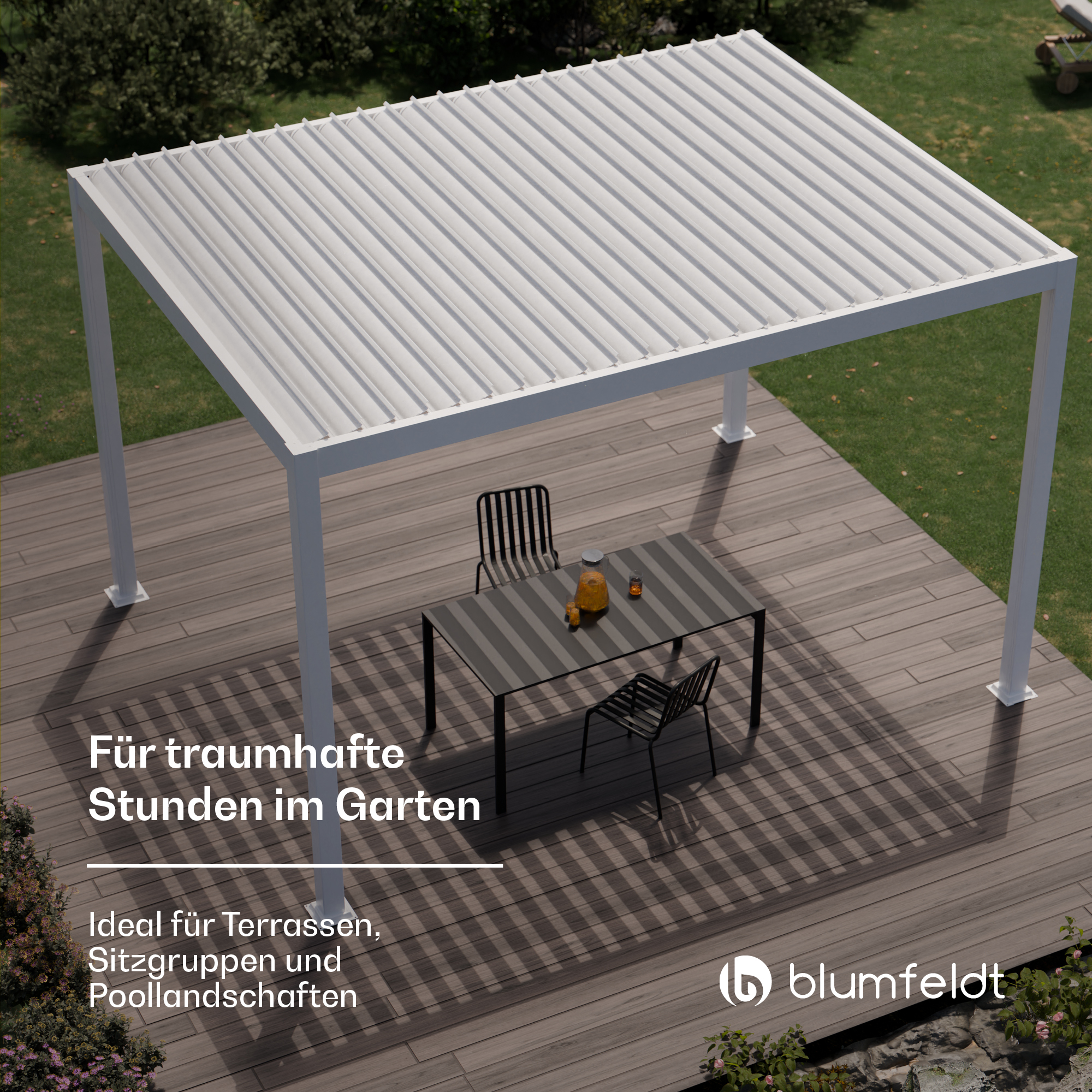 Eine weiße Pergola mit Tisch und zwei Stühlen. Auf einem Holzdeck mit grünem Rasen im Hintergrund.
