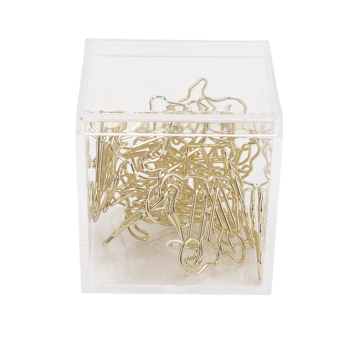 Eine transparente Plastikbox voller goldfarbener Büroklammern. Die Box steht auf einer weißen Oberfläche.