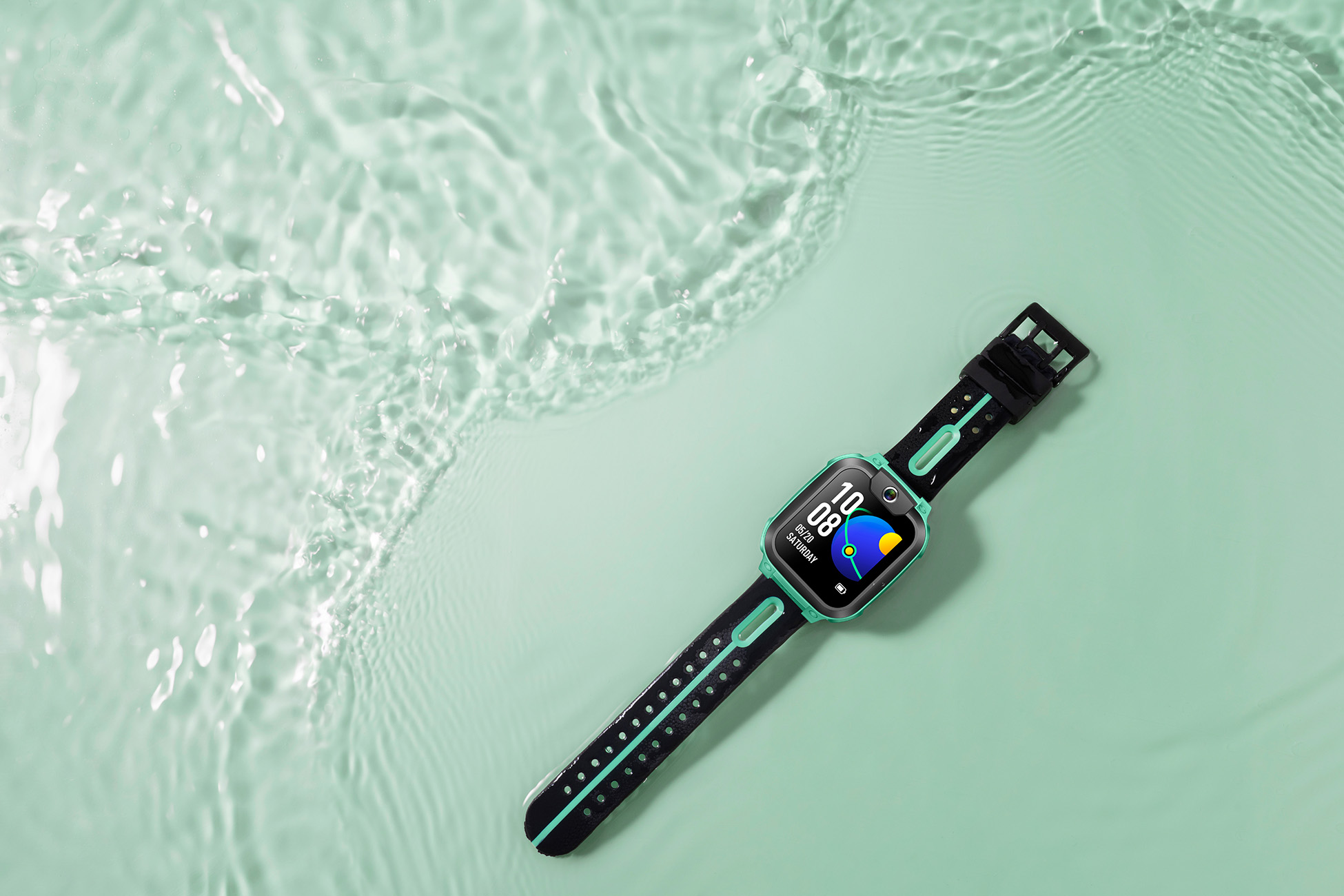 Smartwatch su una superficie d'acqua, con display a colori.