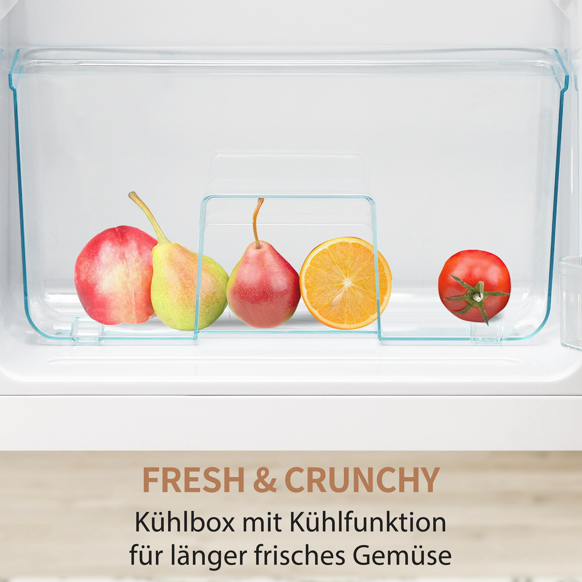 Ein Kühlfach mit Früchten: ein Apfel, eine Birne, eine rote Birne, eine halbe Orange und eine Tomate.