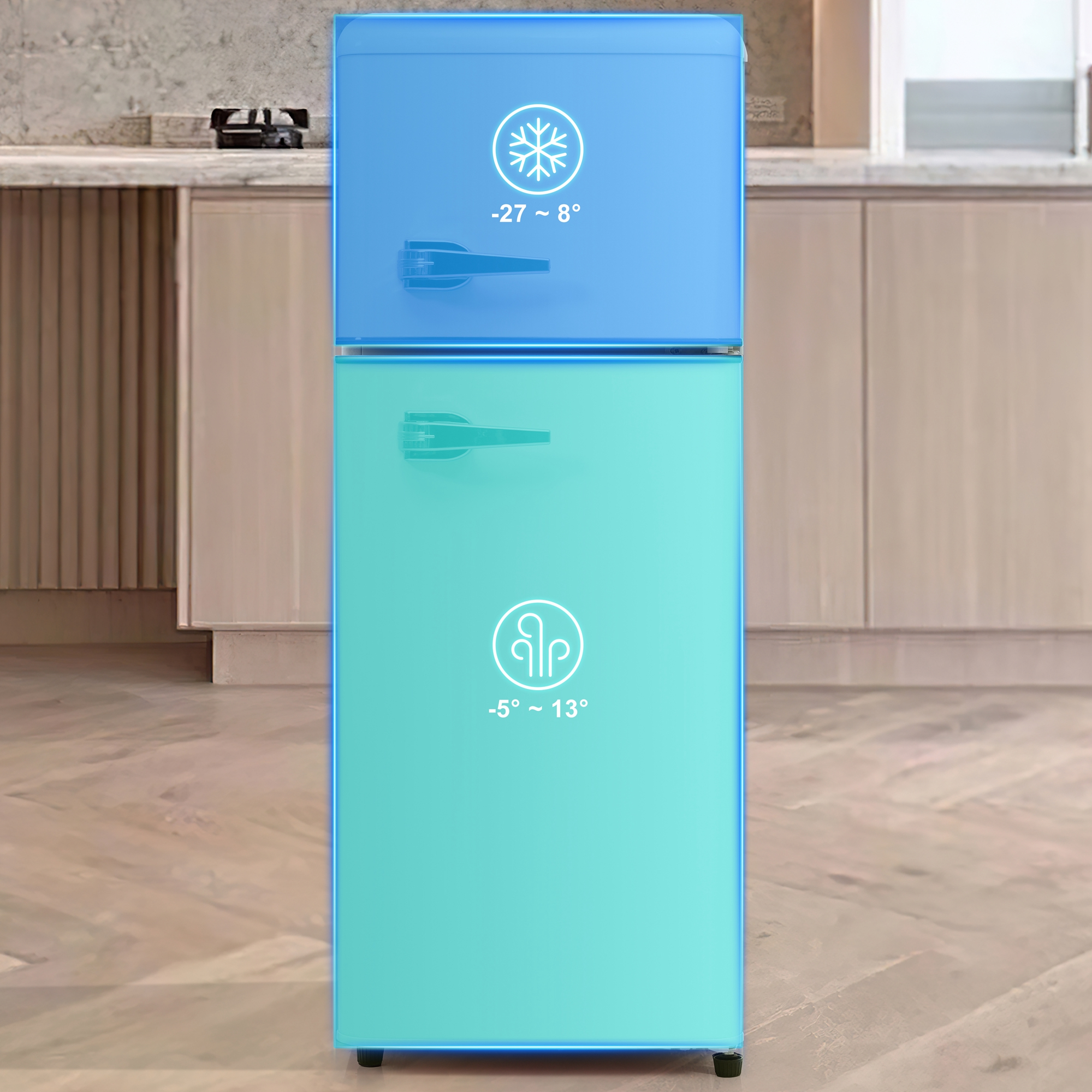 Blau-türkisfarbener Kühlschrank mit Temperaturanzeigen. Er steht in einer Küche mit Holzschränken.