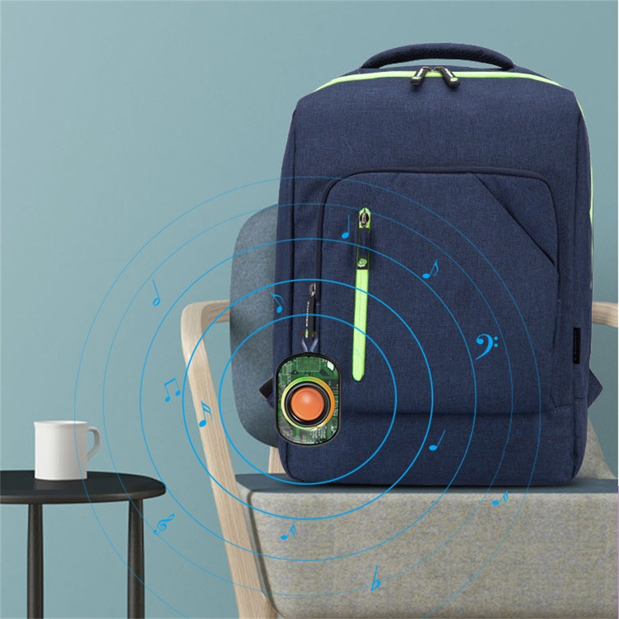 Ein blauer Rucksack mit einem Lautsprecher. Musiknoten drumherum.
