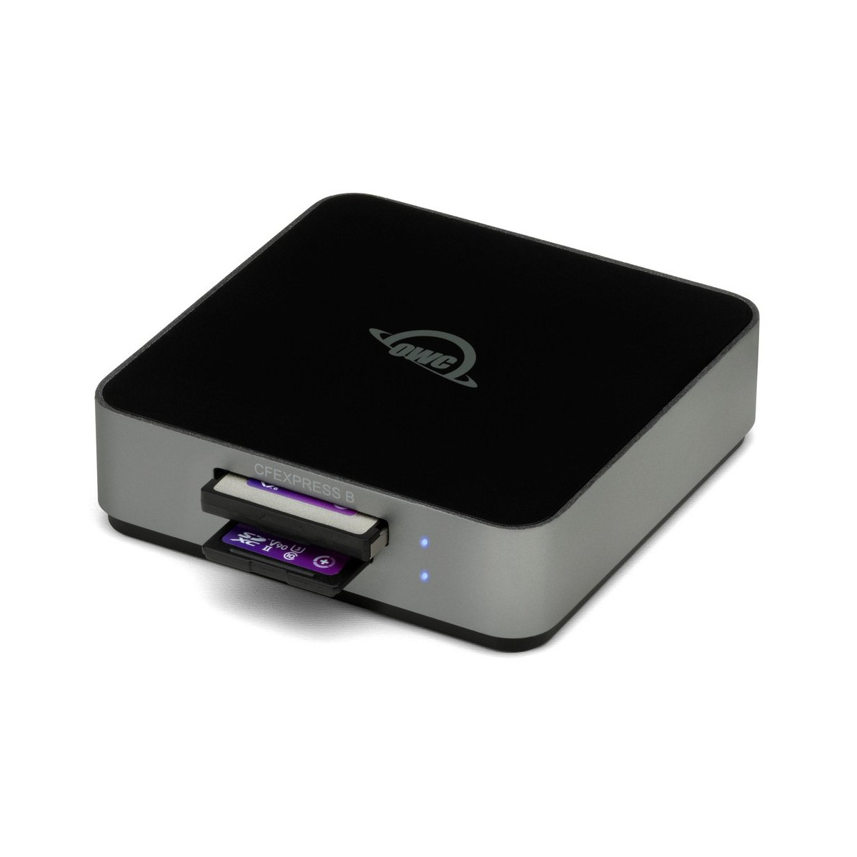 Srebrno-czarny czytnik kart CFexpress z włożoną kartą i wskaźnikami świetlnymi.