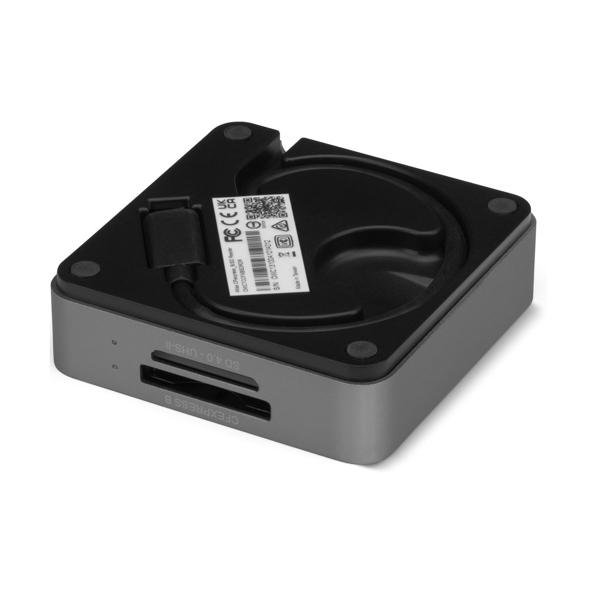 Szary i czarny czytnik kart z wieloma gniazdami i etykietami, na białej powierzchni.