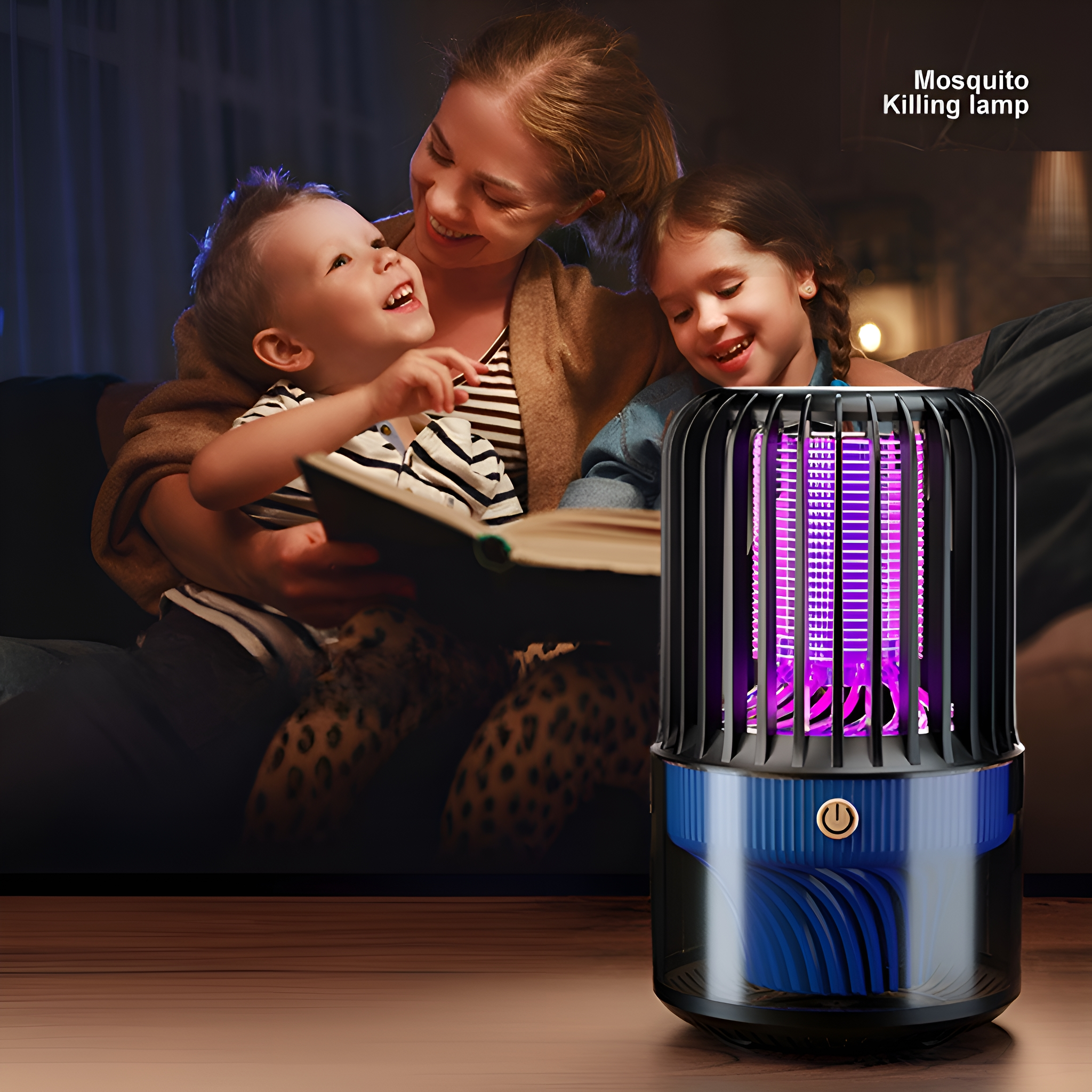 Familie mit einer Moskitotötungslampe. Mutter und zwei Kinder lächeln, lesen ein Buch. Lampe auf dem Tisch.
