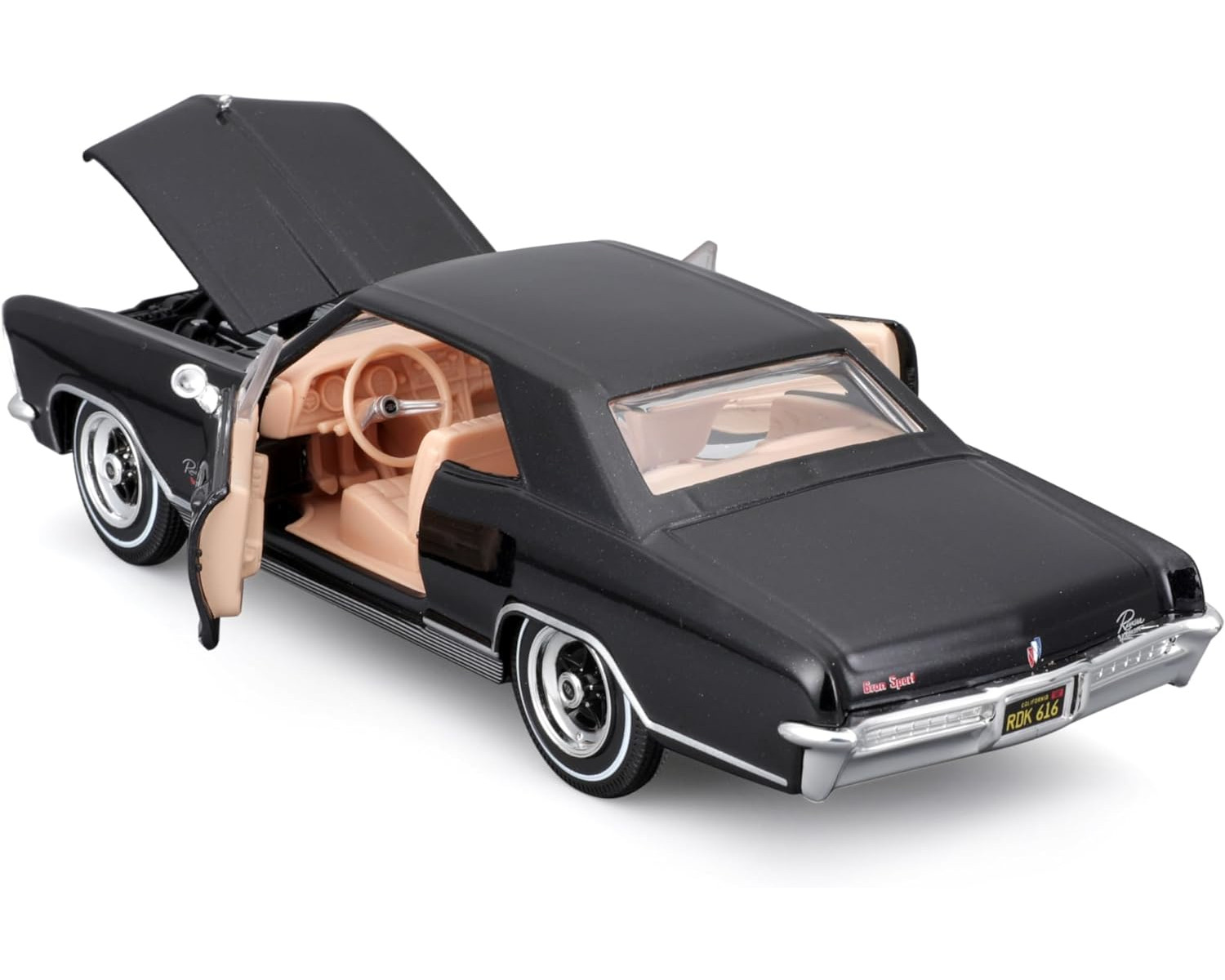 Schwarzes klassisches Auto mit geöffneten Türen und Motorhaube. Beiges Interieur, weißer Hintergrund.