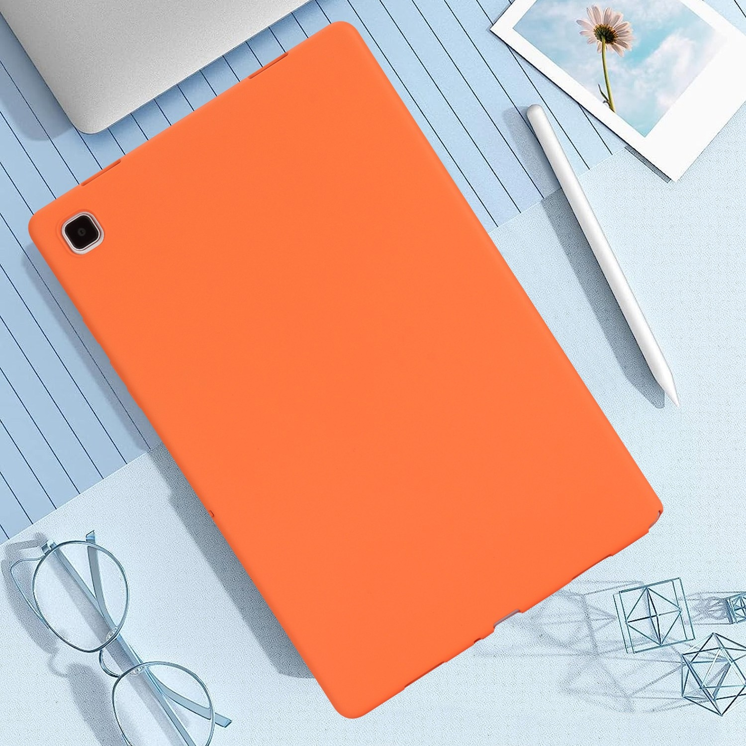 Eine orangefarbene Tablethülle mit einem Tablet, einem Stift und einigen geometrischen Formen auf hellblauem Untergrund.