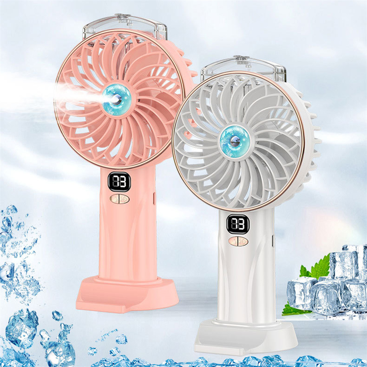 Zwei tragbare Ventilatoren, rosa und weiß, mit Eiswürfeln davor.